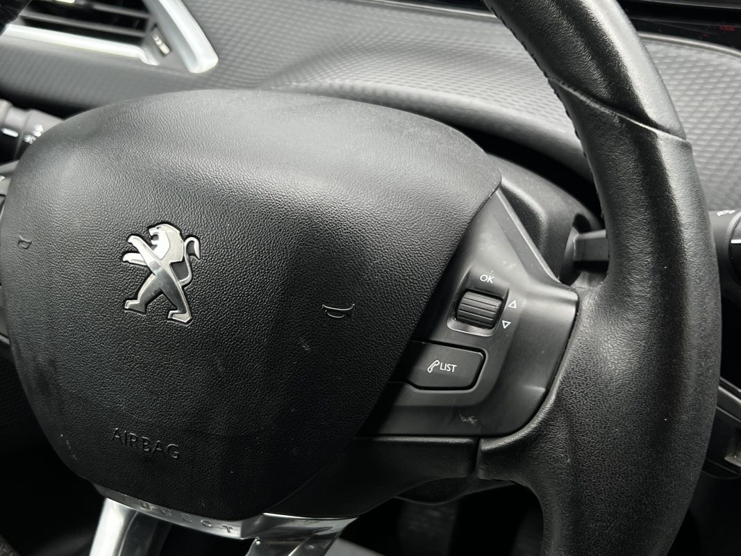 Peugeot 208 PHASE 2 STYLE 1.2 82 Cv ECRAN TACTILE / APPLE & ANDROID 5 PORTES - GARANTIE 1 AN