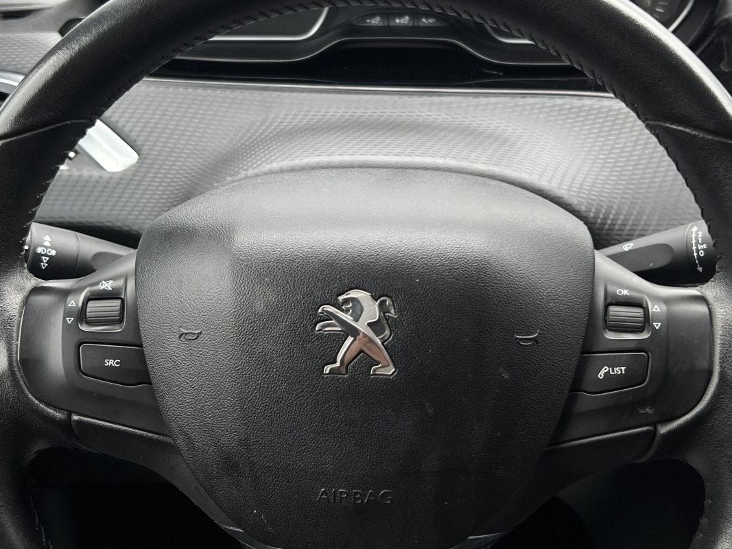 Peugeot 208 PHASE 2 STYLE 1.2 82 Cv ECRAN TACTILE / APPLE & ANDROID 5 PORTES - GARANTIE 1 AN