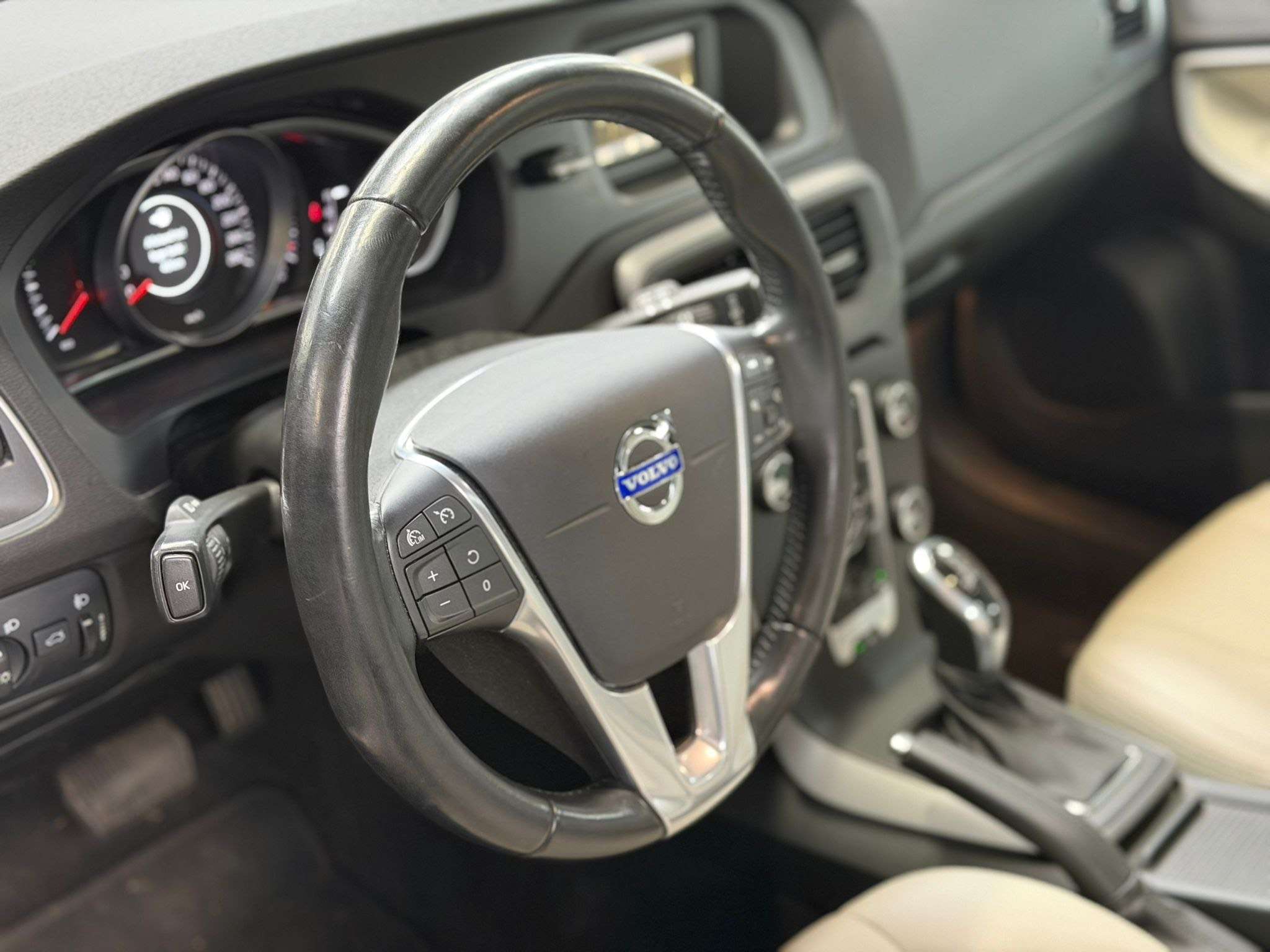 Volvo V40 1.6i * 1ER PROP * AUTO * PANO * CUIR * RADAR AR *