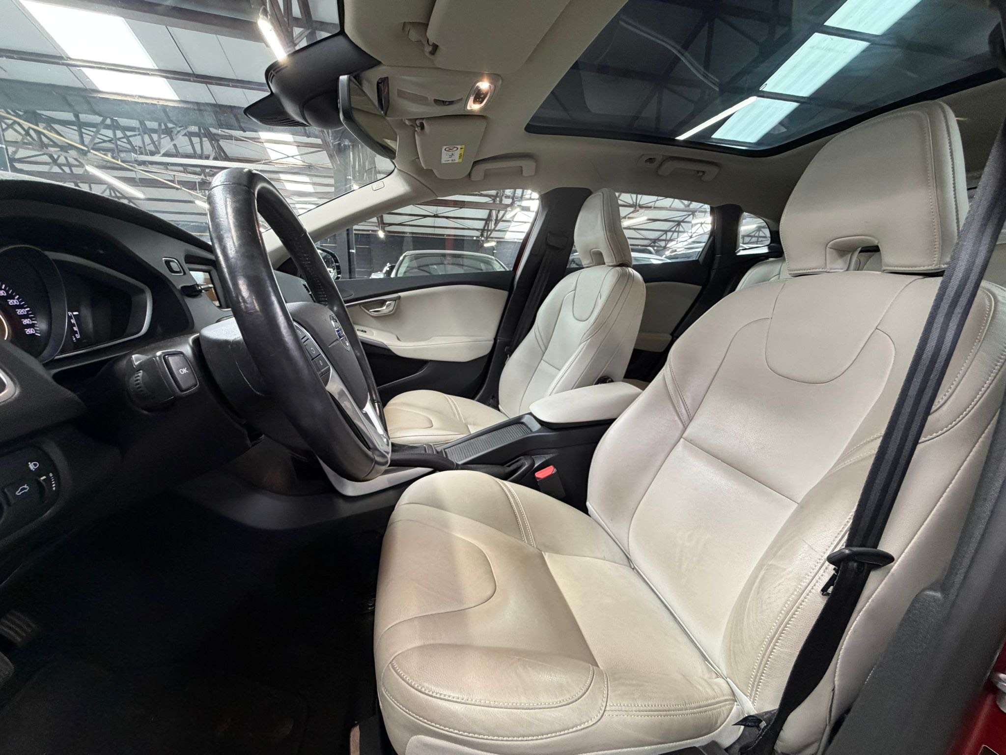 Volvo V40 1.6i * 1ER PROP * AUTO * PANO * CUIR * RADAR AR *