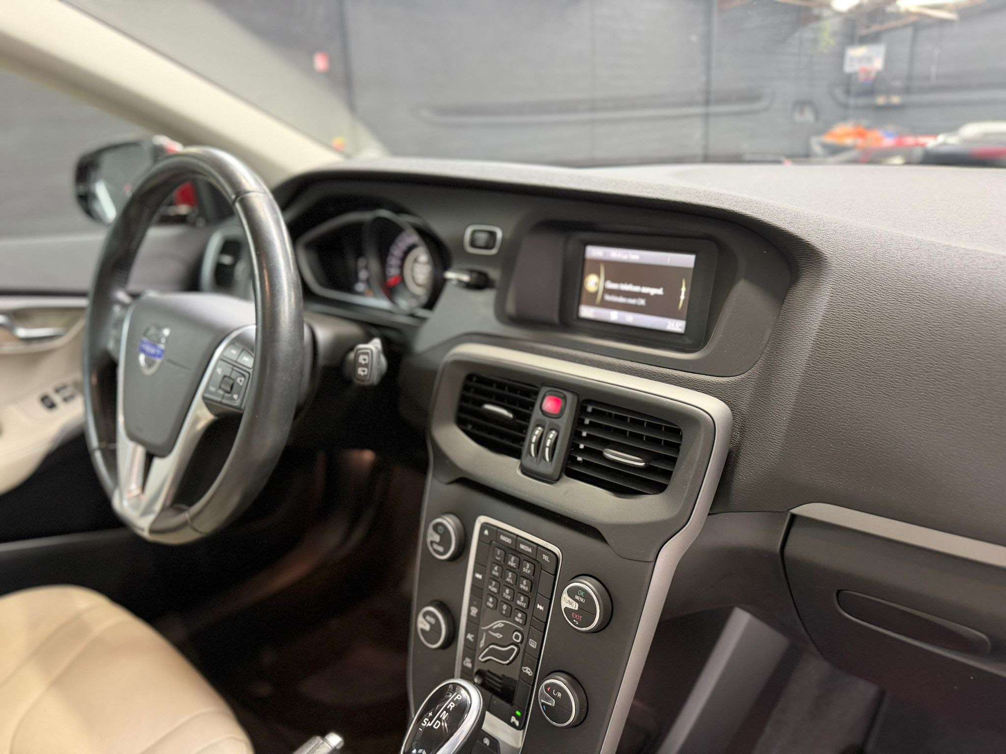 Volvo V40 1.6i * 1ER PROP * AUTO * PANO * CUIR * RADAR AR *