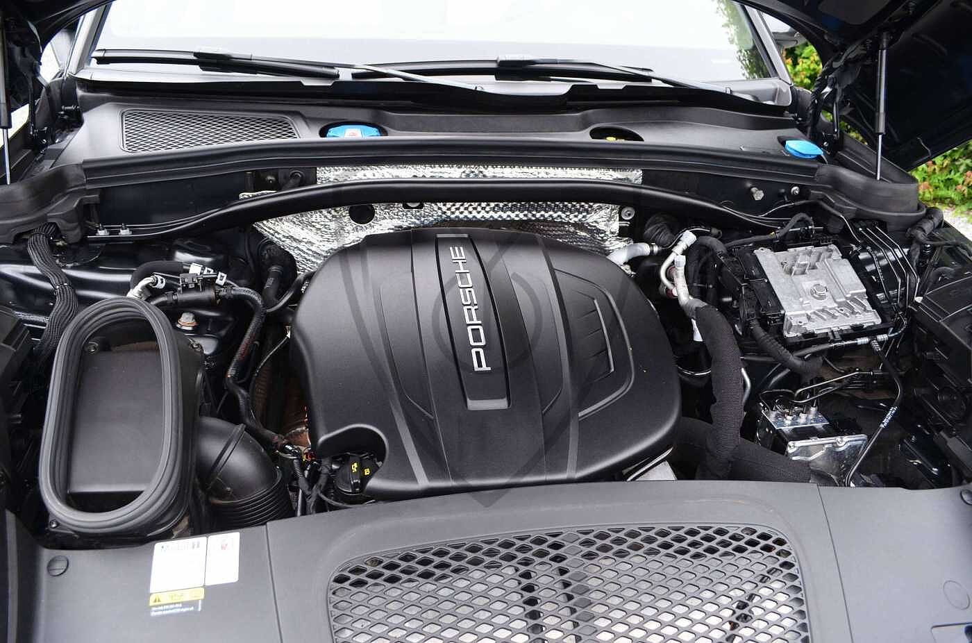 Porsche Macan Macan 2.0 Turbo PDK * PANO * 14 WAY SEATS * TOW-BAR * CAMERA