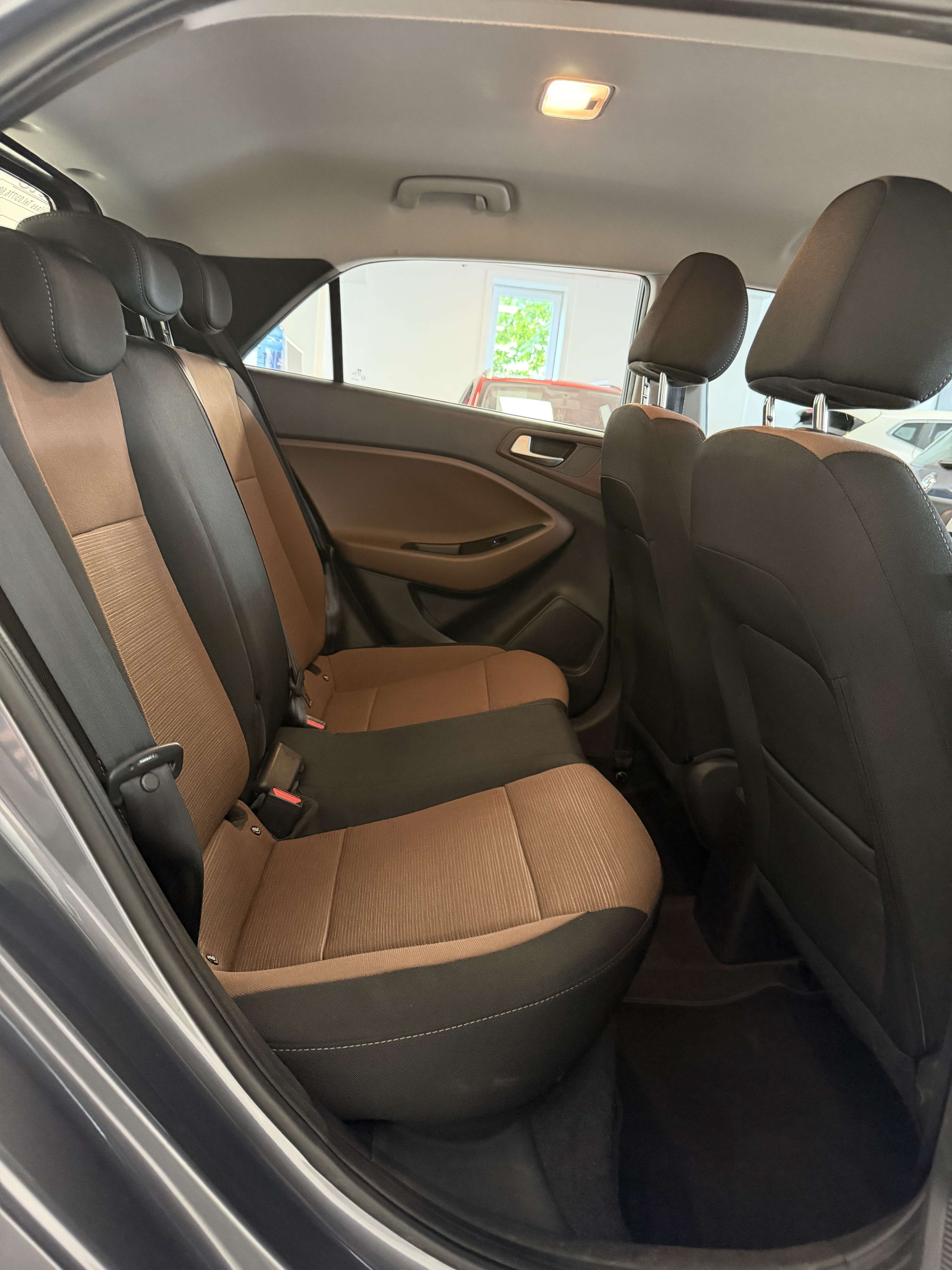 Hyundai i20 1.4i Intro Edition 1 Jaar Garantie