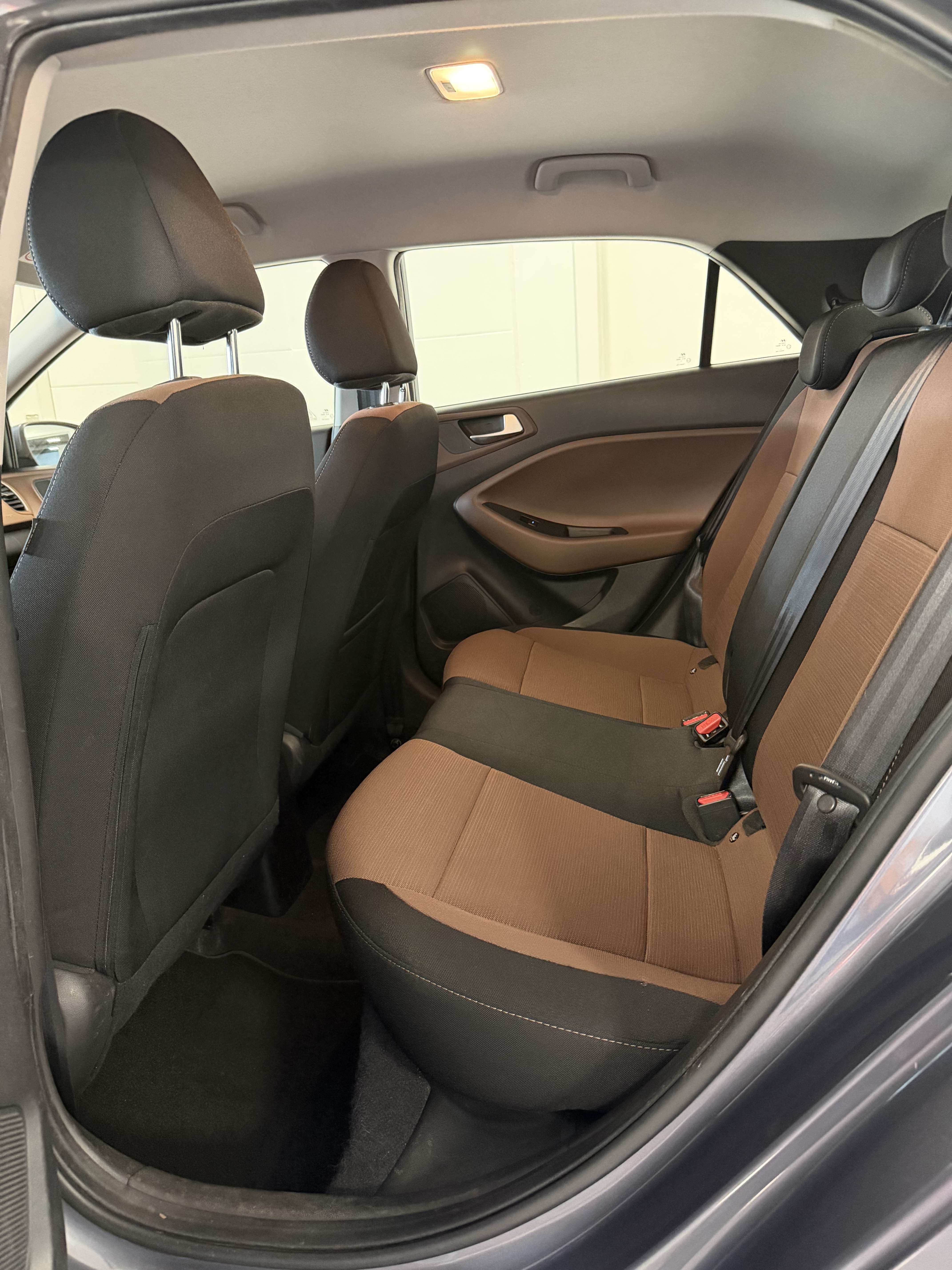 Hyundai i20 1.4i Intro Edition 1 Jaar Garantie
