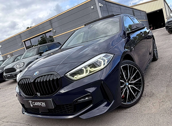 BMW 118 iA Pack M Sport COLEUR INDIVIDUAL BLUE POZZI/PANO/FULL LED/SPORT SEATS/KEYLESS/COCKPIT