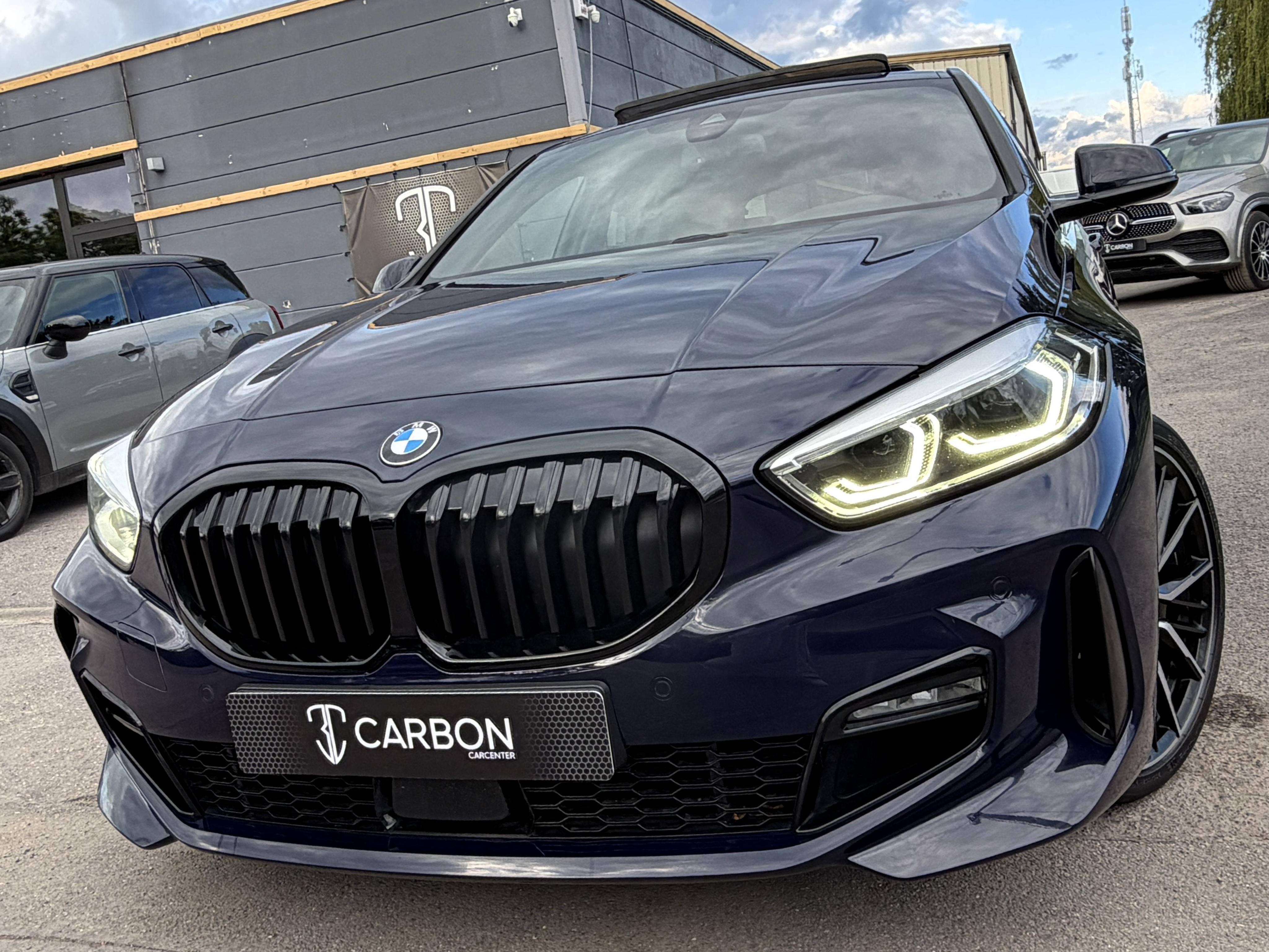BMW 118 iA Pack M Sport COLEUR INDIVIDUAL BLUE POZZI/PANO/FULL LED/SPORT SEATS/KEYLESS/COCKPIT