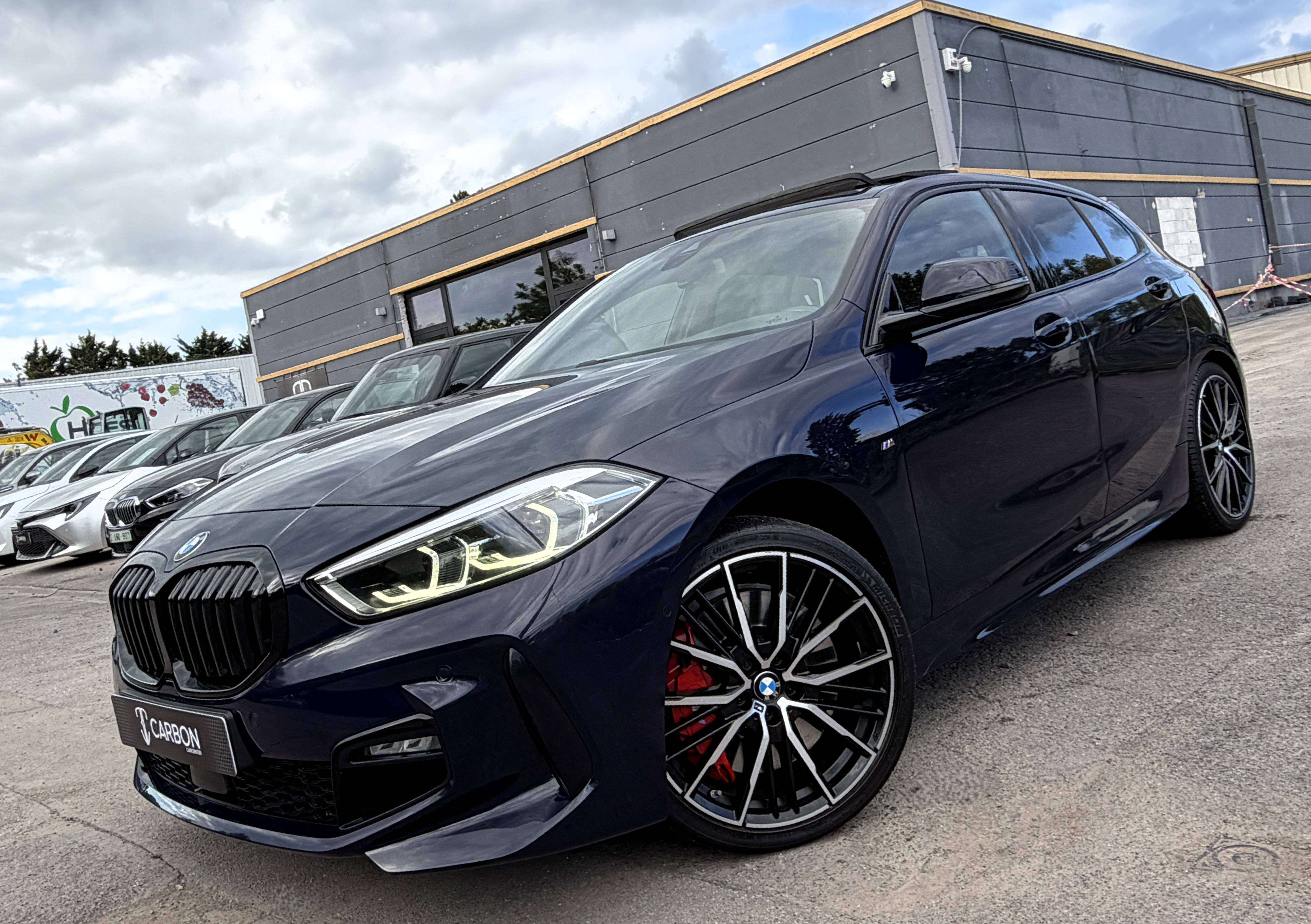 BMW 118 iA Pack M Sport COLEUR INDIVIDUAL BLUE POZZI/PANO/FULL LED/SPORT SEATS/KEYLESS/COCKPIT