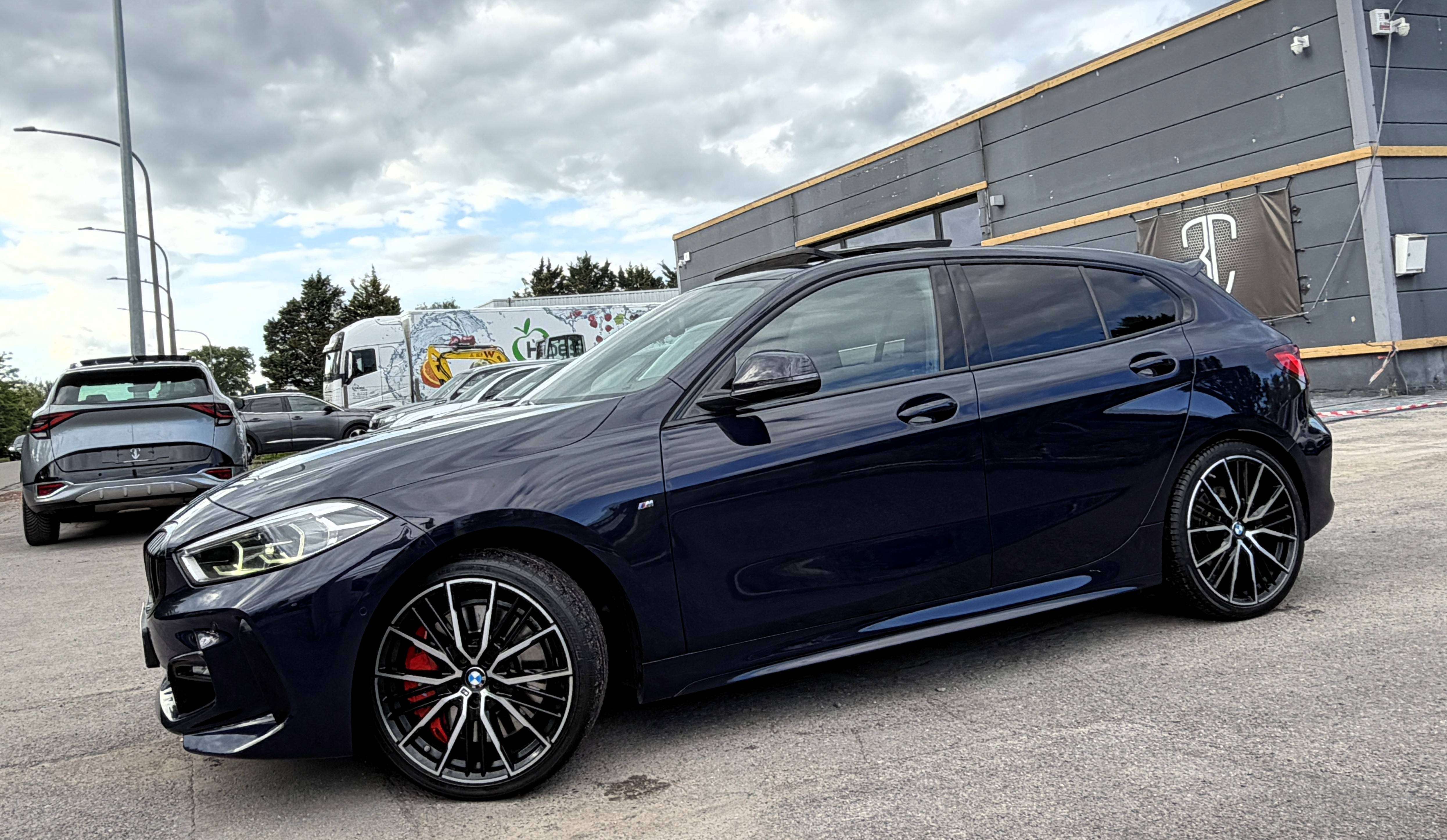 BMW 118 iA Pack M Sport COLEUR INDIVIDUAL BLUE POZZI/PANO/FULL LED/SPORT SEATS/KEYLESS/COCKPIT