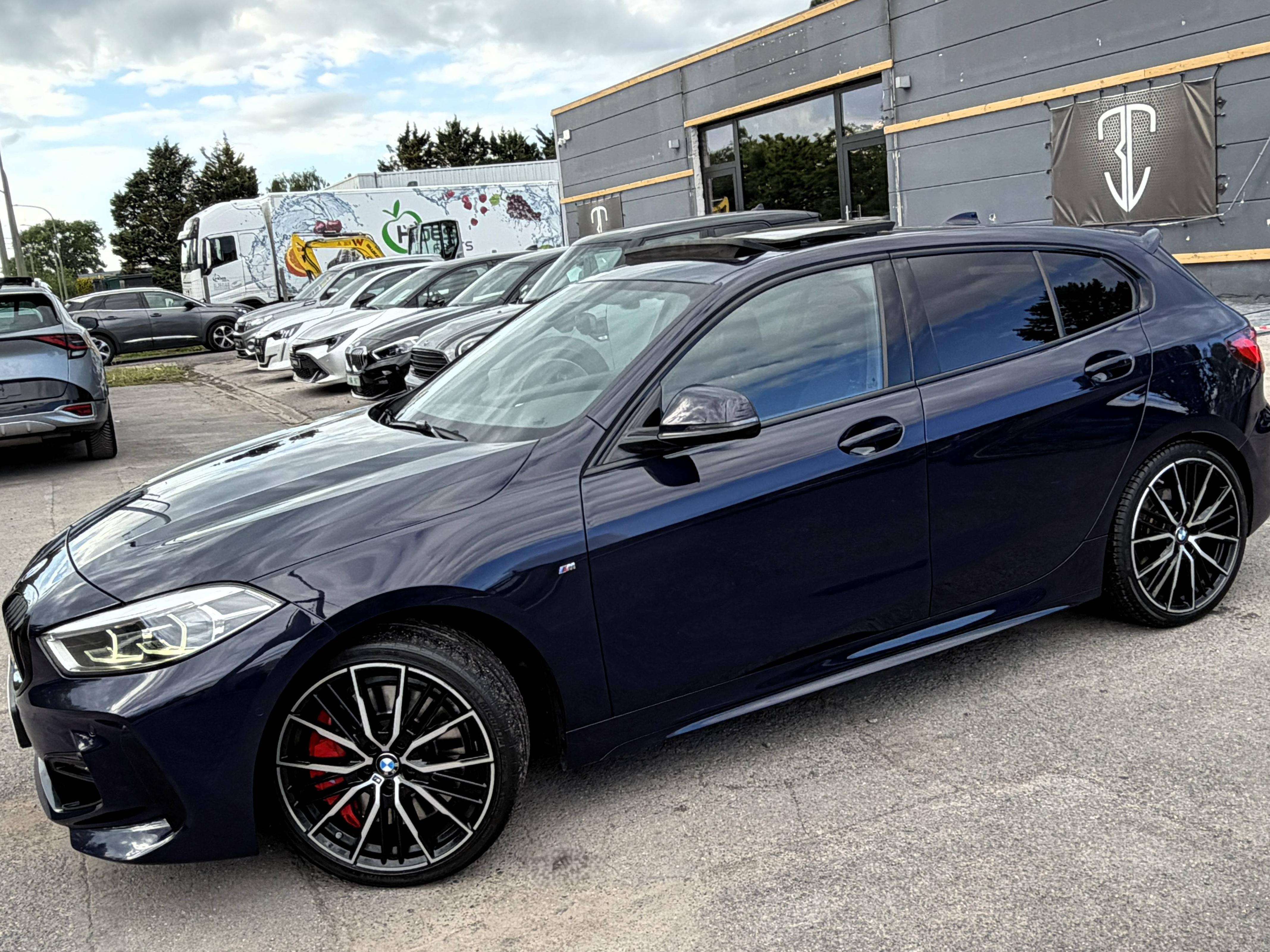 BMW 118 iA Pack M Sport COLEUR INDIVIDUAL BLUE POZZI/PANO/FULL LED/SPORT SEATS/KEYLESS/COCKPIT