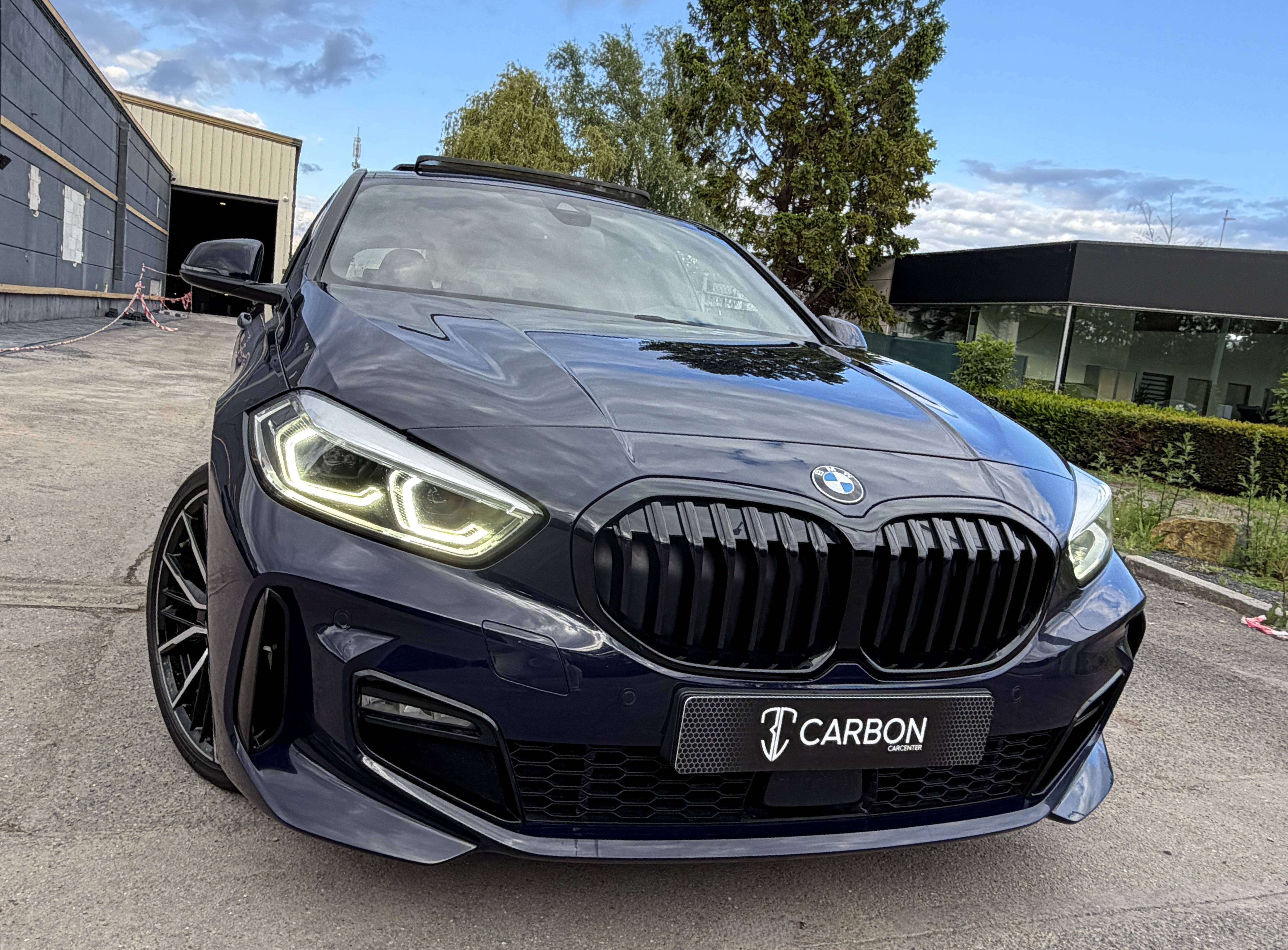 BMW 118 iA Pack M Sport COLEUR INDIVIDUAL BLUE POZZI/PANO/FULL LED/SPORT SEATS/KEYLESS/COCKPIT