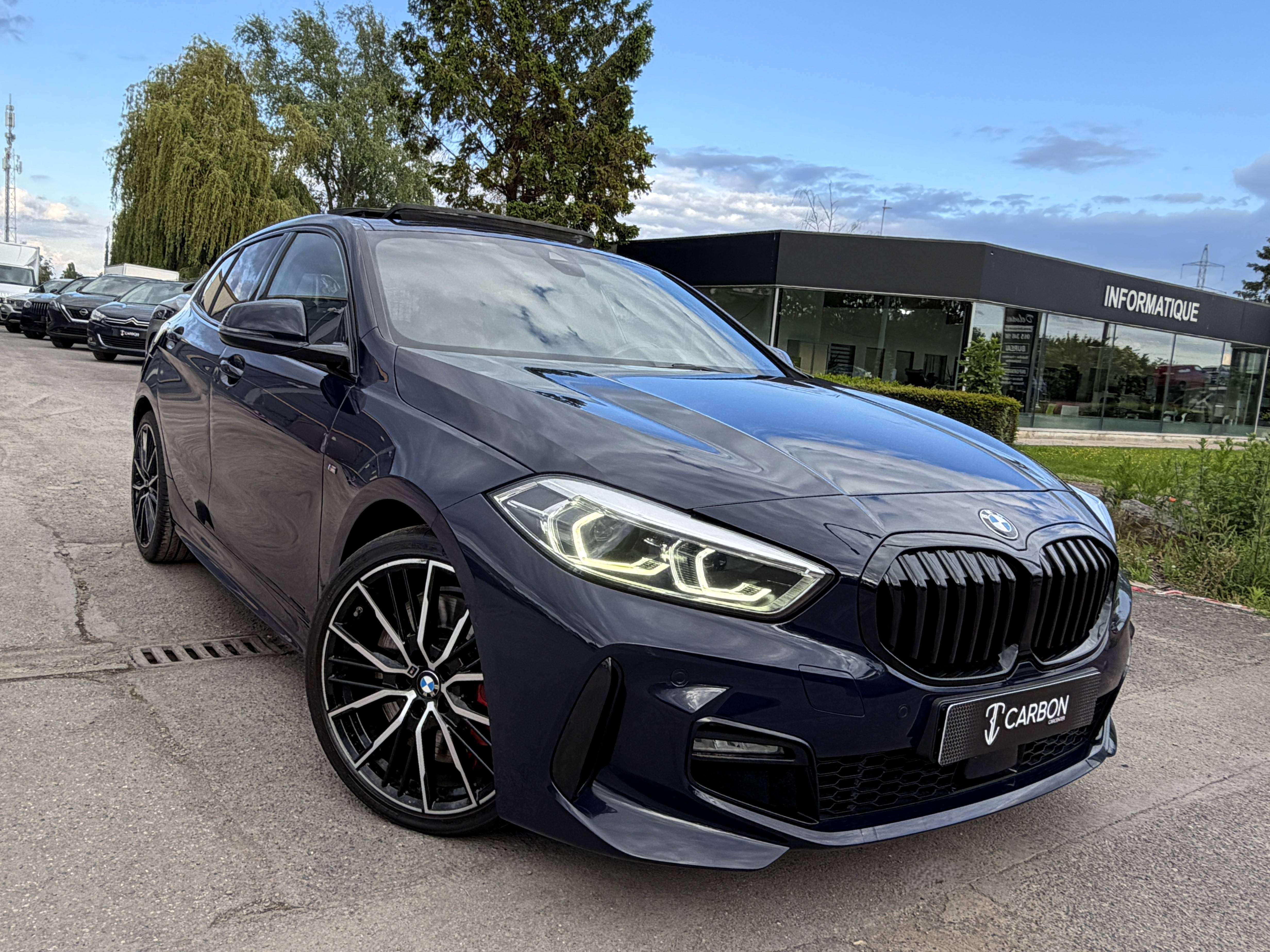 BMW 118 iA Pack M Sport COLEUR INDIVIDUAL BLUE POZZI/PANO/FULL LED/SPORT SEATS/KEYLESS/COCKPIT
