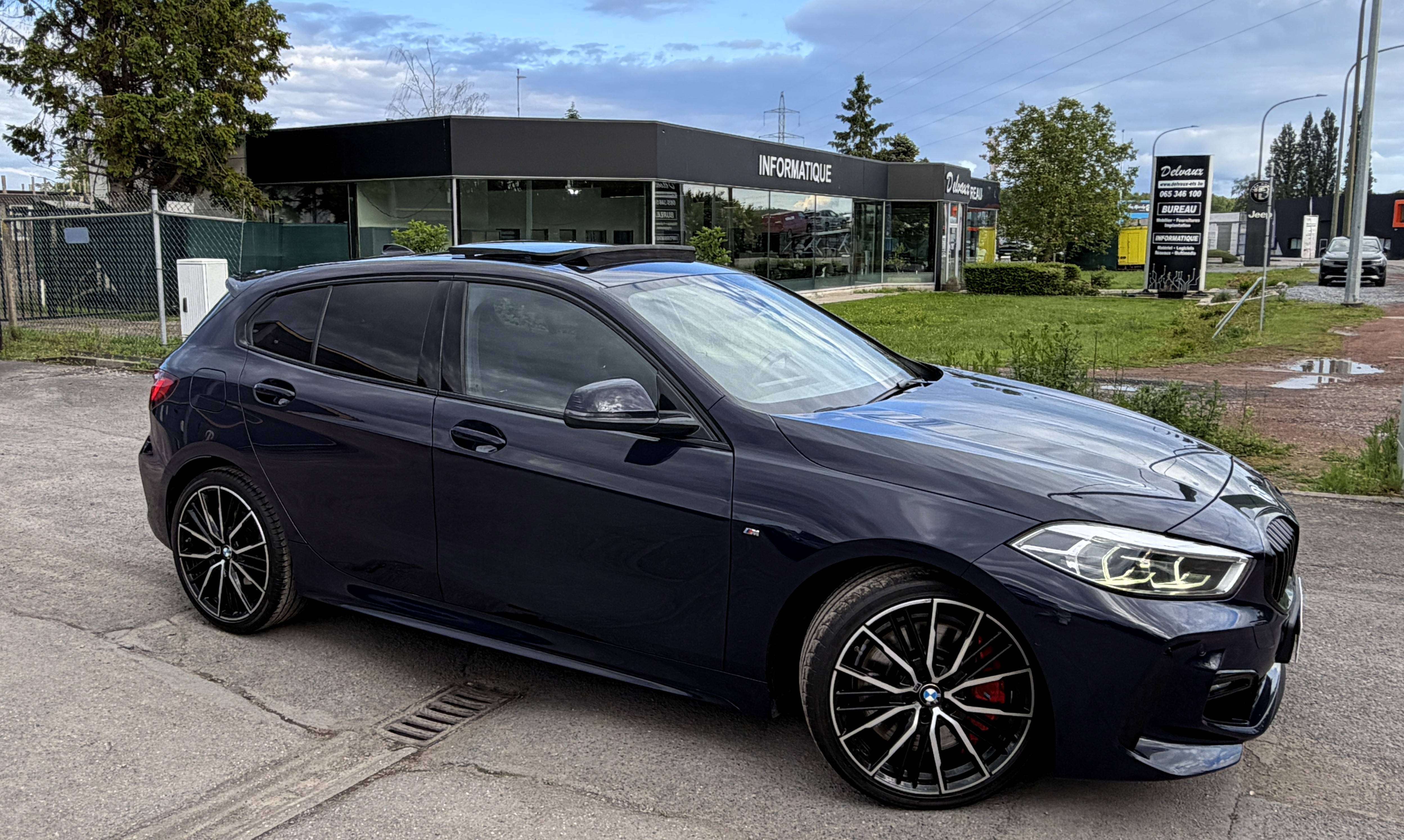 BMW 118 iA Pack M Sport COLEUR INDIVIDUAL BLUE POZZI/PANO/FULL LED/SPORT SEATS/KEYLESS/COCKPIT