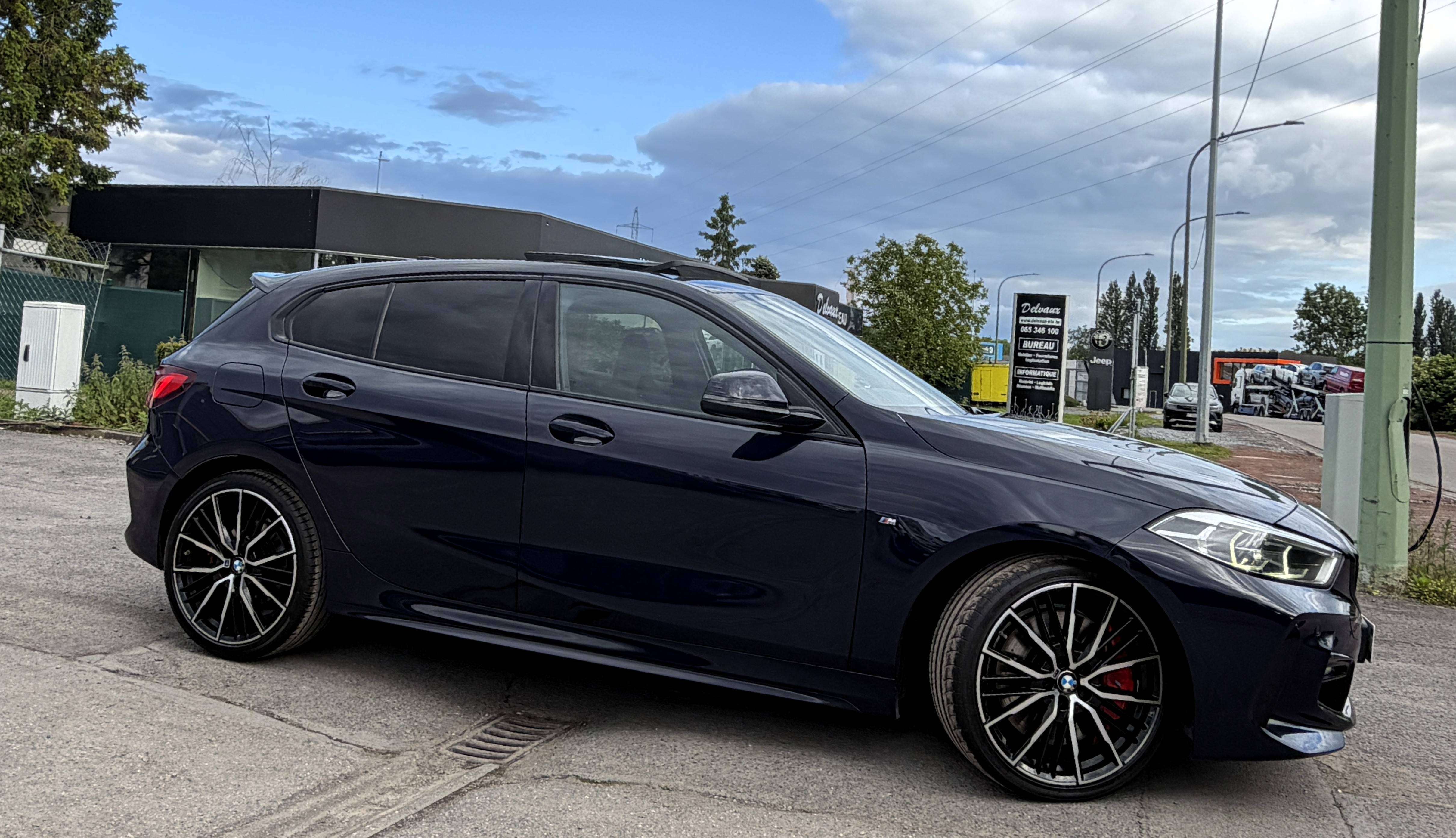 BMW 118 iA Pack M Sport COLEUR INDIVIDUAL BLUE POZZI/PANO/FULL LED/SPORT SEATS/KEYLESS/COCKPIT