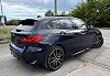 BMW 118 iA Pack M Sport COLEUR INDIVIDUAL BLUE POZZI/PANO/FULL LED/SPORT SEATS/KEYLESS/COCKPIT thumbnail
