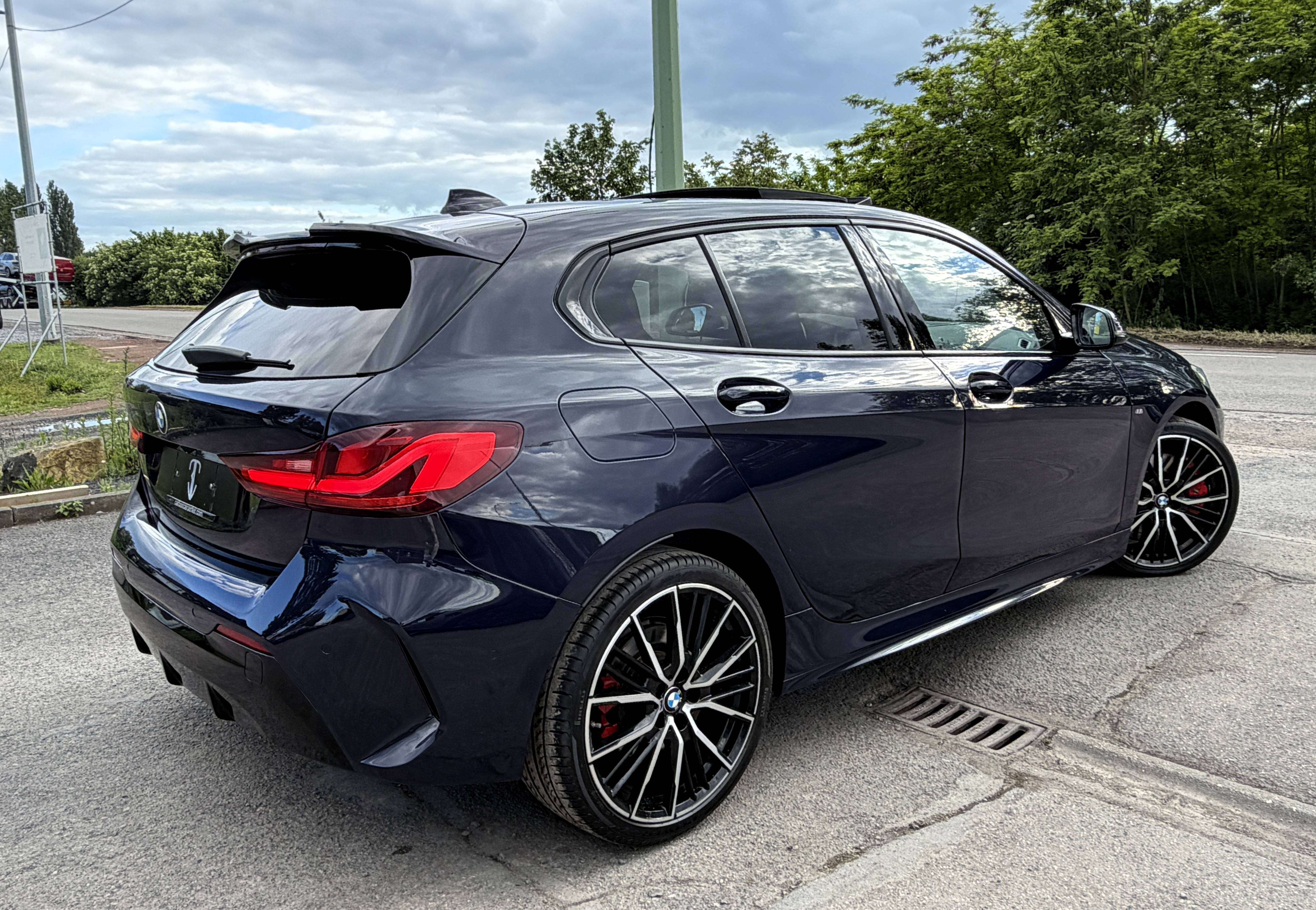 BMW 118 iA Pack M Sport COLEUR INDIVIDUAL BLUE POZZI/PANO/FULL LED/SPORT SEATS/KEYLESS/COCKPIT