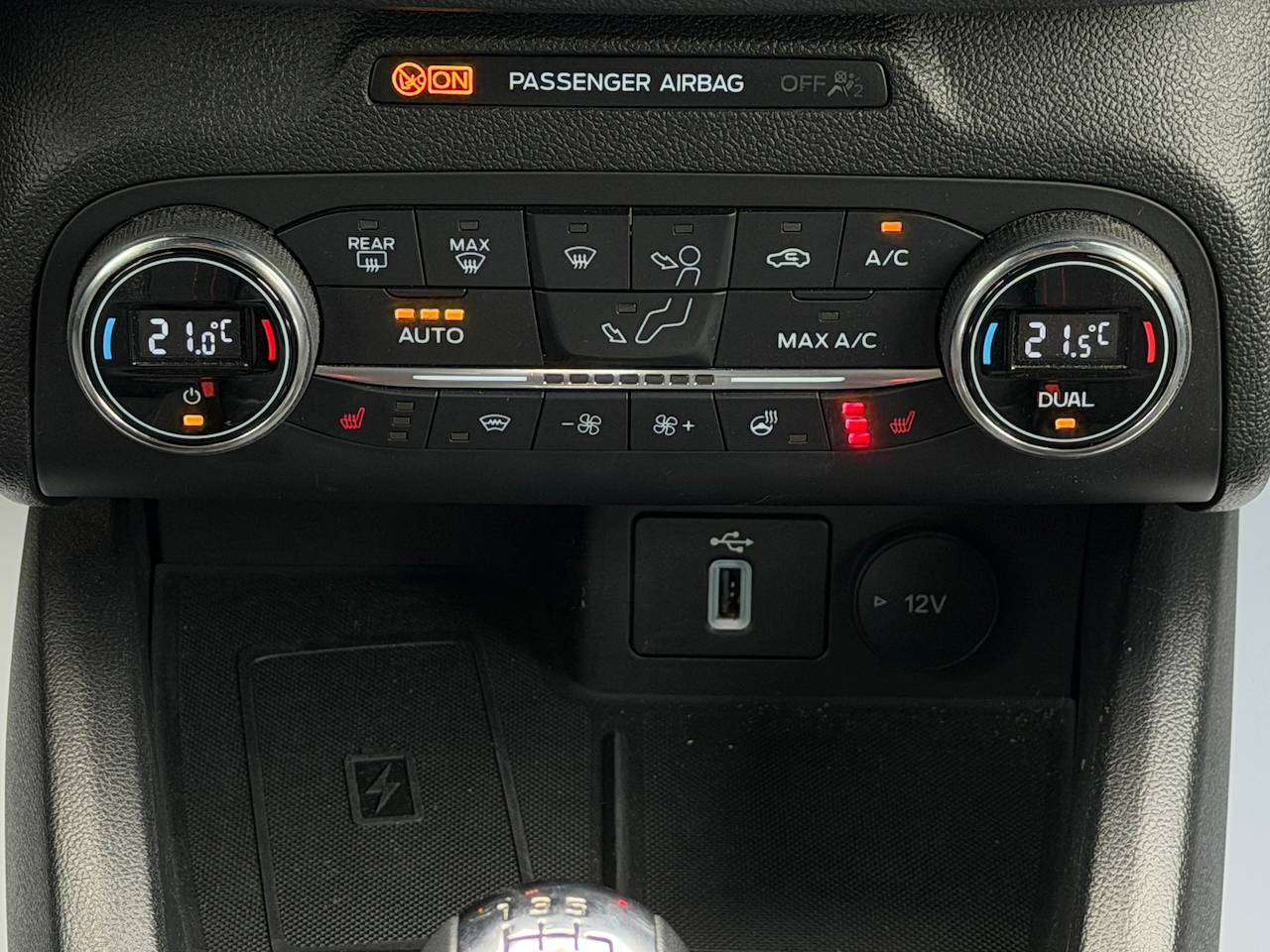 Ford Focus 1.0 ST LINE CRUISECONTROL CAMERA ZETEL EN STUUVERWARMING