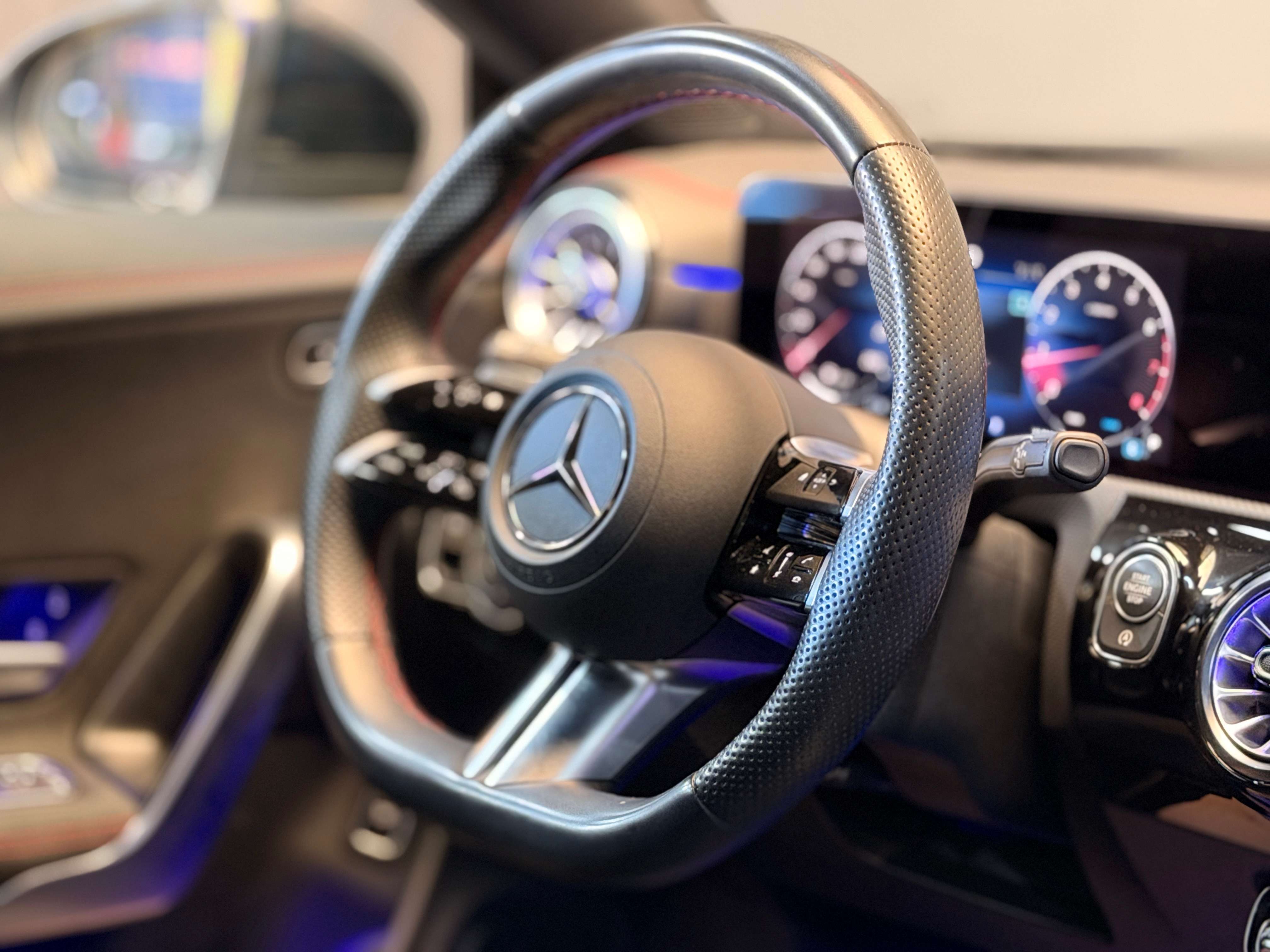 Mercedes-Benz CLA 180 °AMG°BI-XENON°NAVI PRO°NIGHT AMBIANCE