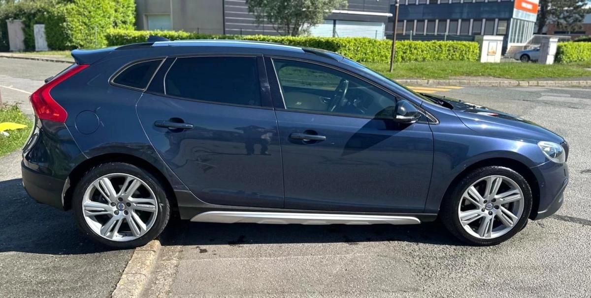 Volvo V40 CROSS COUNTRY LUXE 2.0 D4 190 GEARTRONIC 8 BVA ENTRETIEN A JOUR