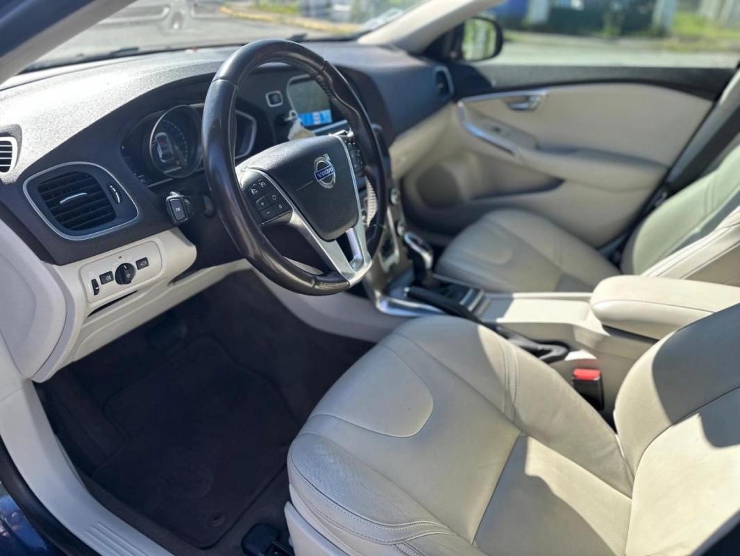 Volvo V40 CROSS COUNTRY LUXE 2.0 D4 190 GEARTRONIC 8 BVA ENTRETIEN A JOUR