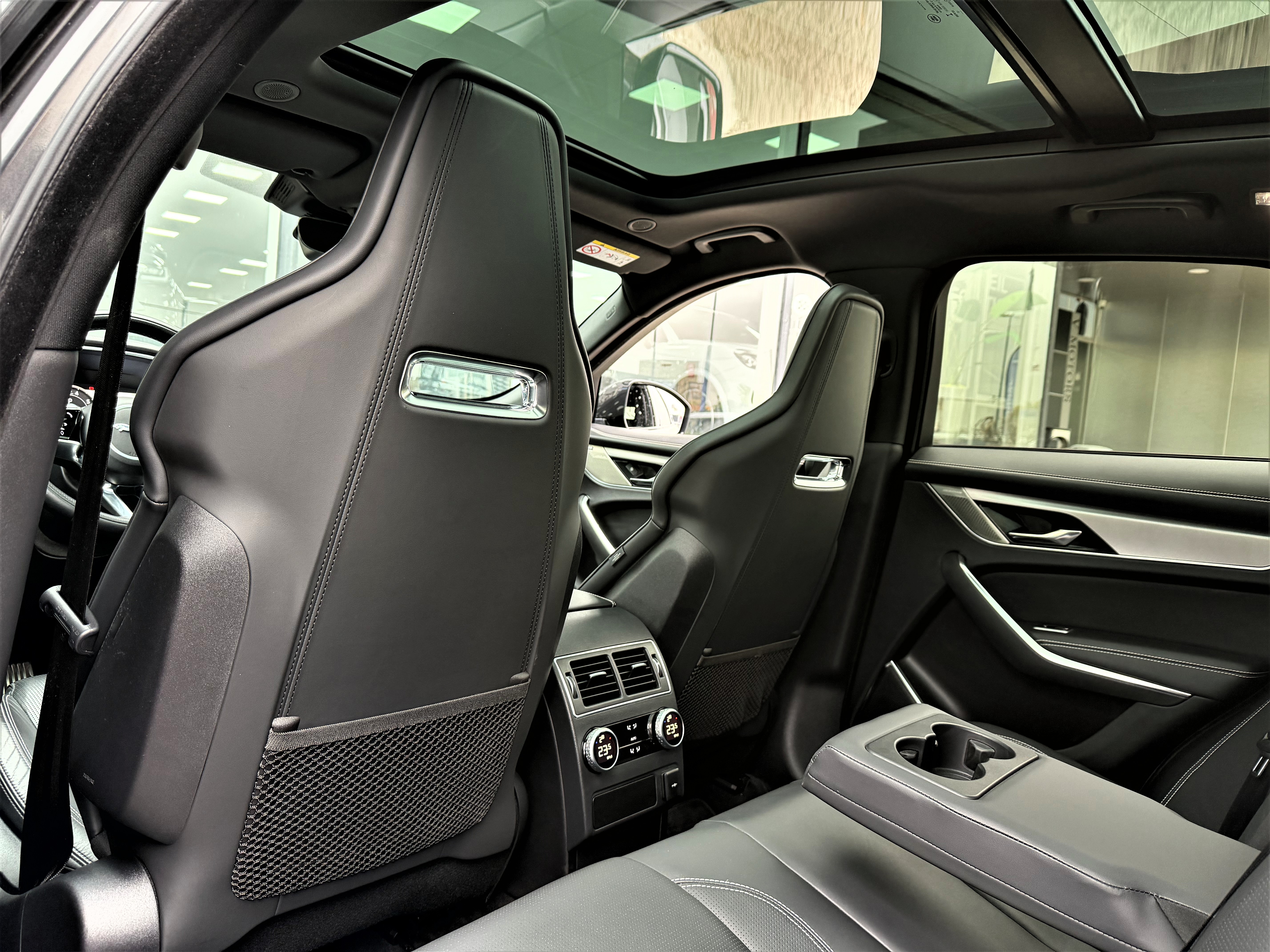 Jaguar F-pace (2) P400 4X4 R-DYNAMIC SE Full Sport Performance 1er Proprio