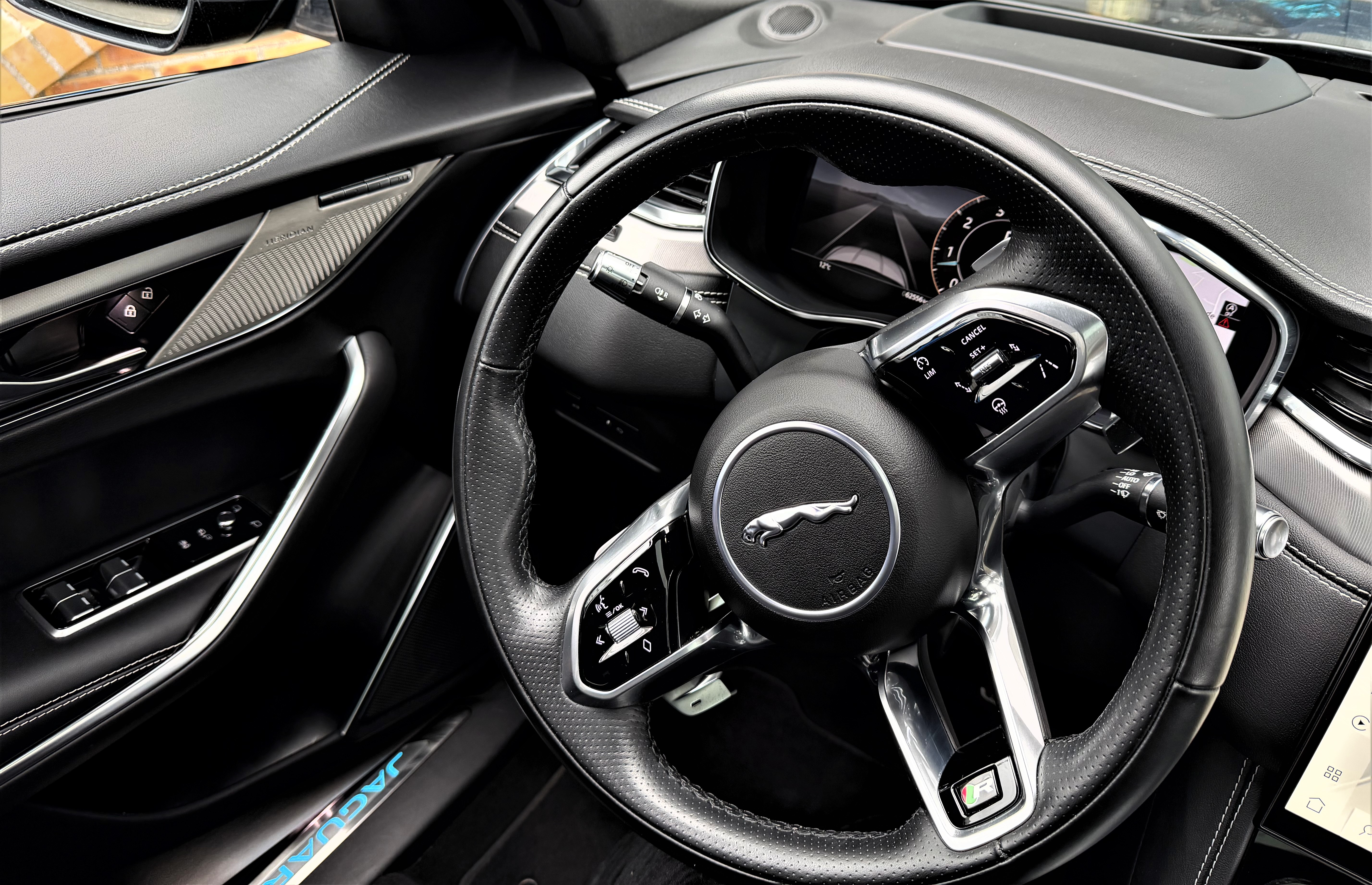 Jaguar F-pace (2) P400 4X4 R-DYNAMIC SE Full Sport Performance 1er Proprio