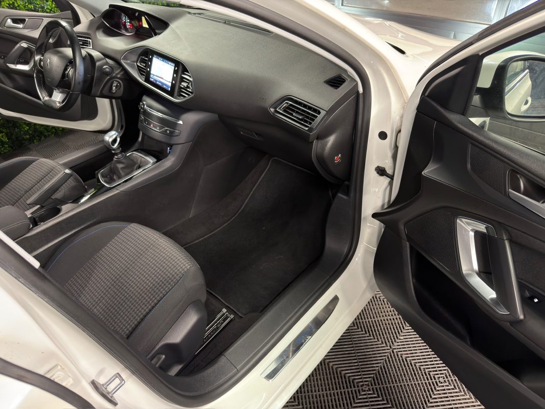 Peugeot 308 II PHASE 2 STYLE 1.2 TURBO 110 Cv ECRAN TACTILE / CRIT AIR 1 - GARANTIE AN