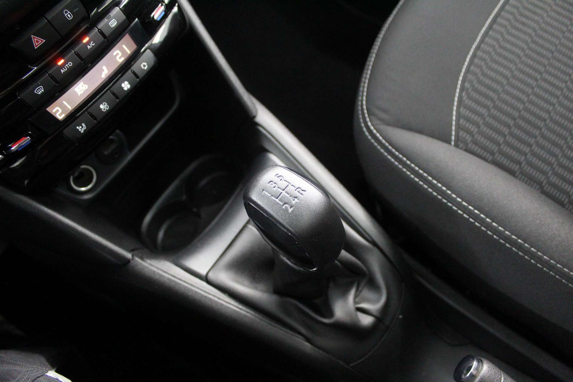 Peugeot 208 208 1.2i Allure * Garantie *