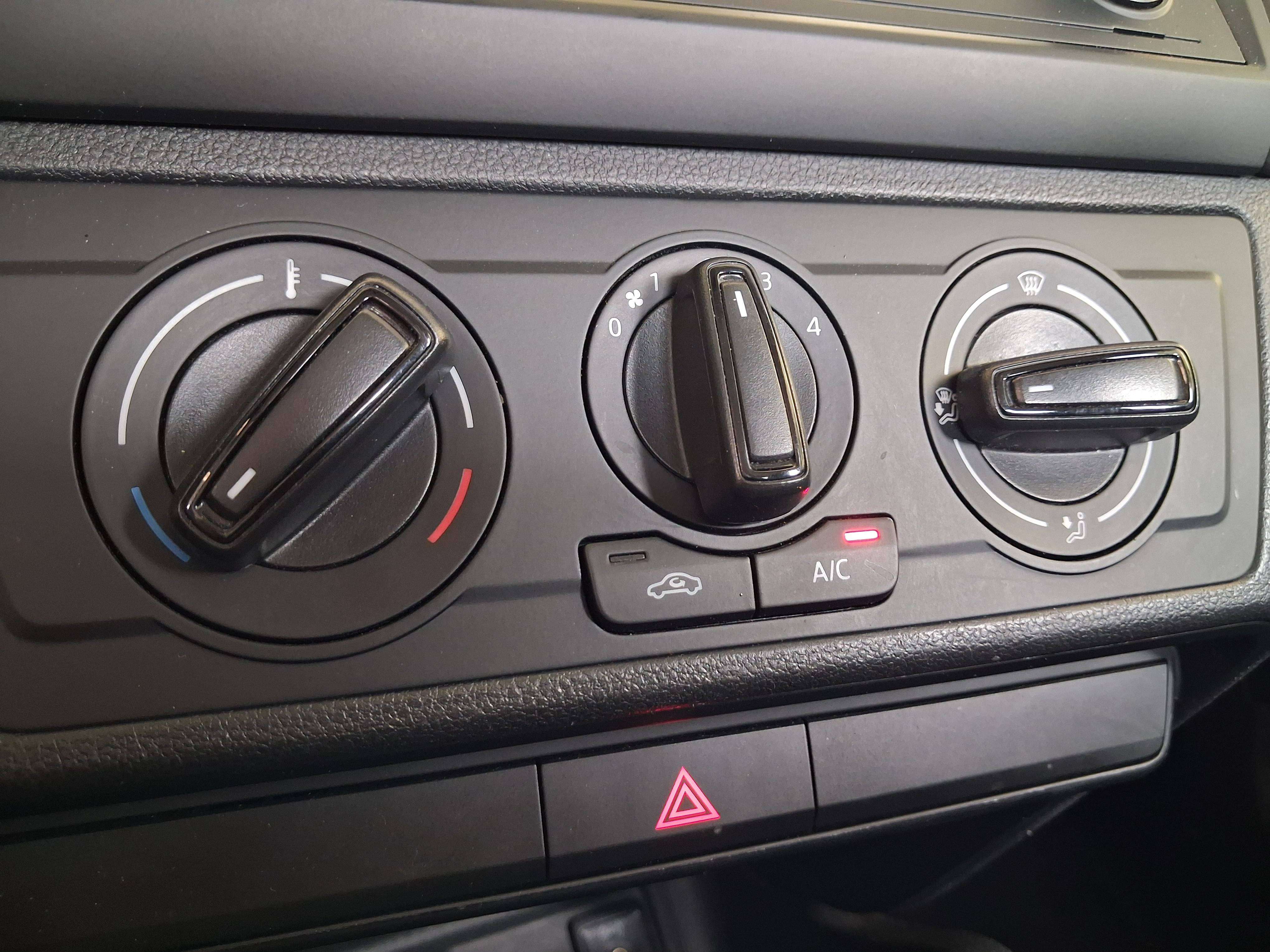 SEAT Ibiza Ibiza 1.0i MPI Reference/CLIM/RADIO/DETECTEUR DE RECUL