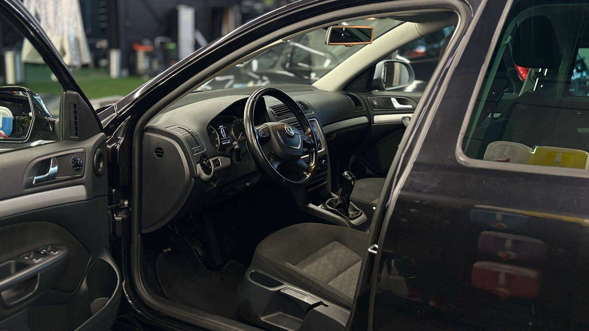 Skoda Octavia BENZINE bj2013 189700KM MANUEEL