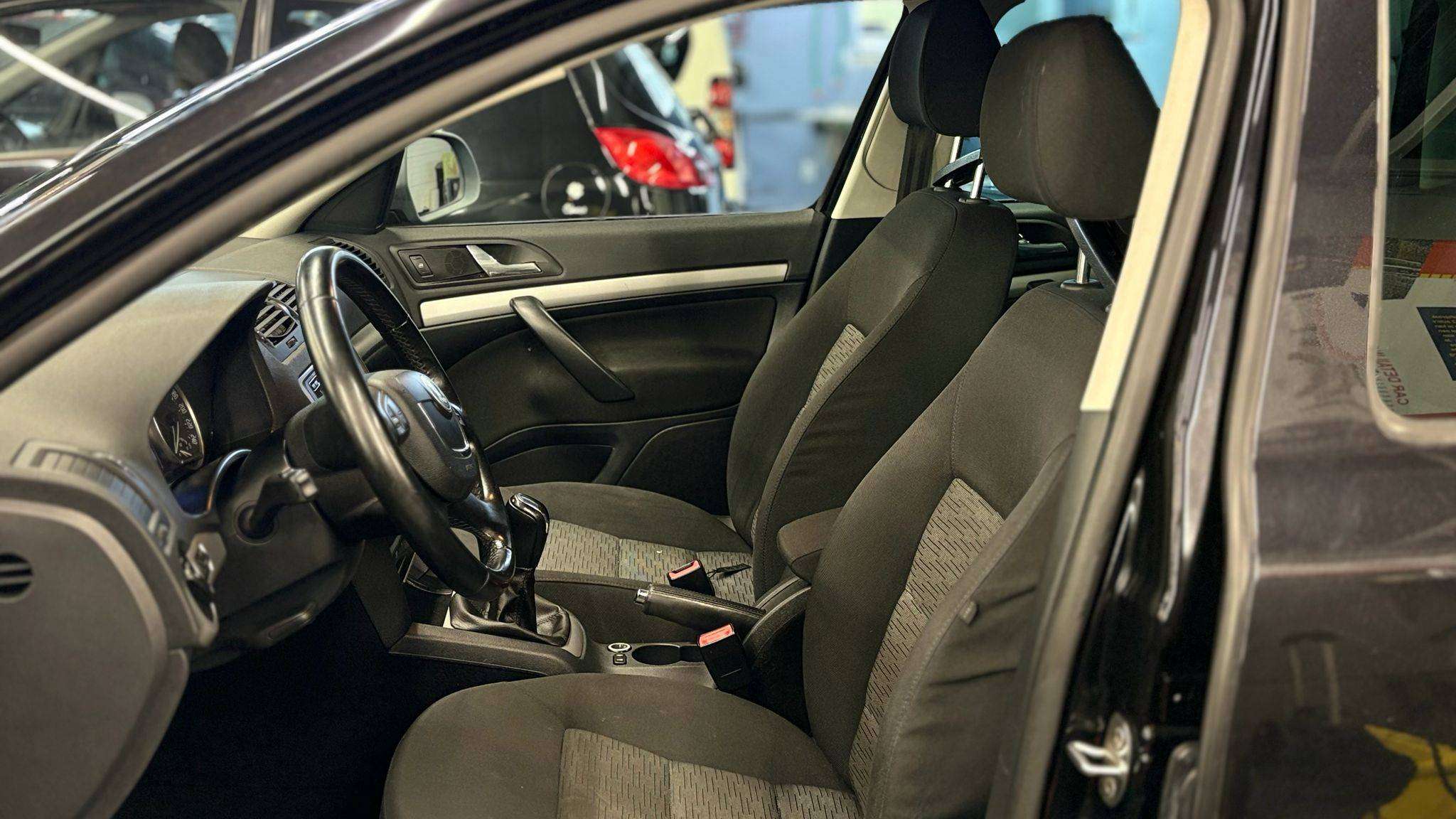 Skoda Octavia BENZINE bj2013 189700KM MANUEEL