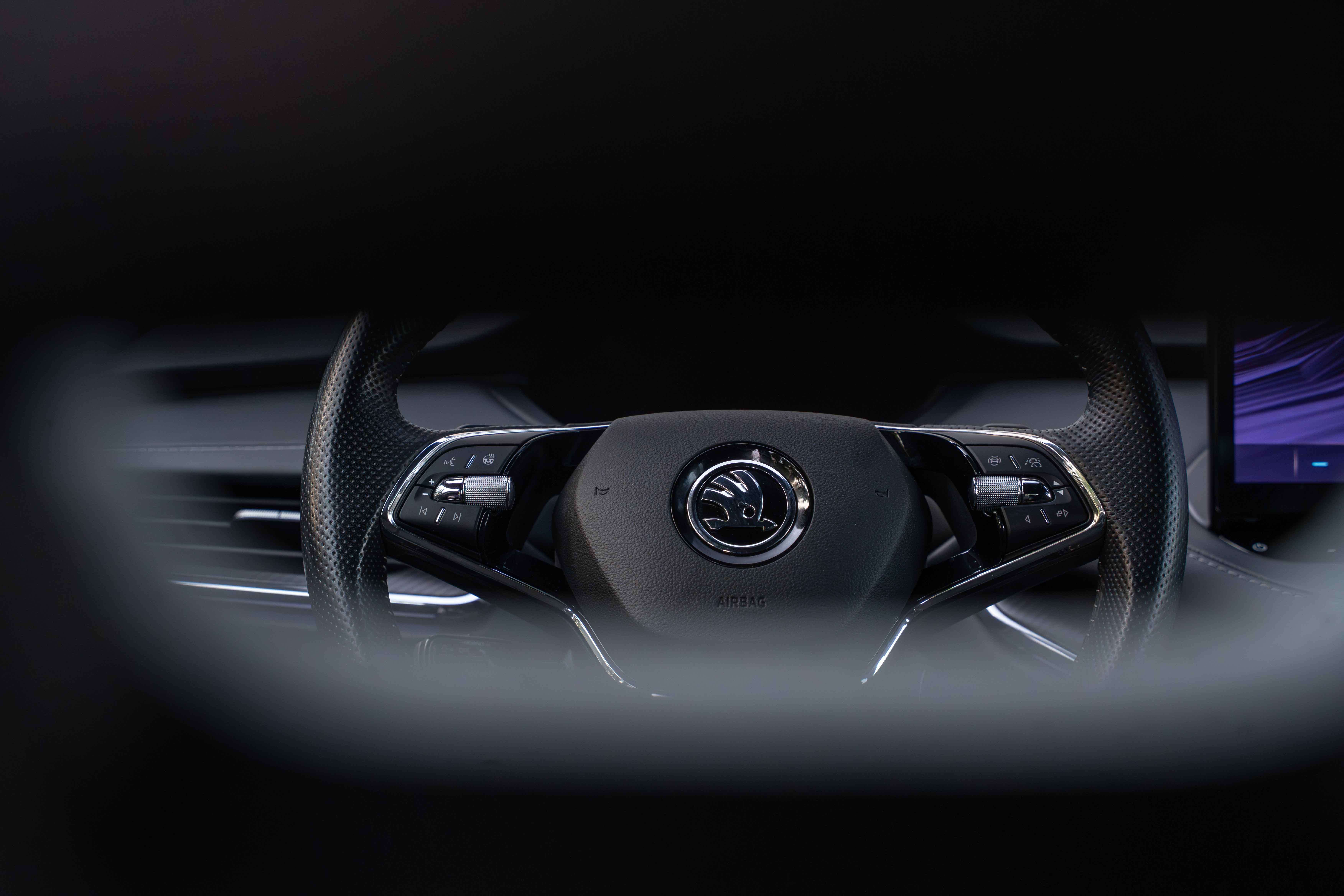 Skoda Enyaq iV60 SPORTLINE/MATRIX/21"/ACC/CAMERA/KEYLESS/CARPLAY/STUURVERW.