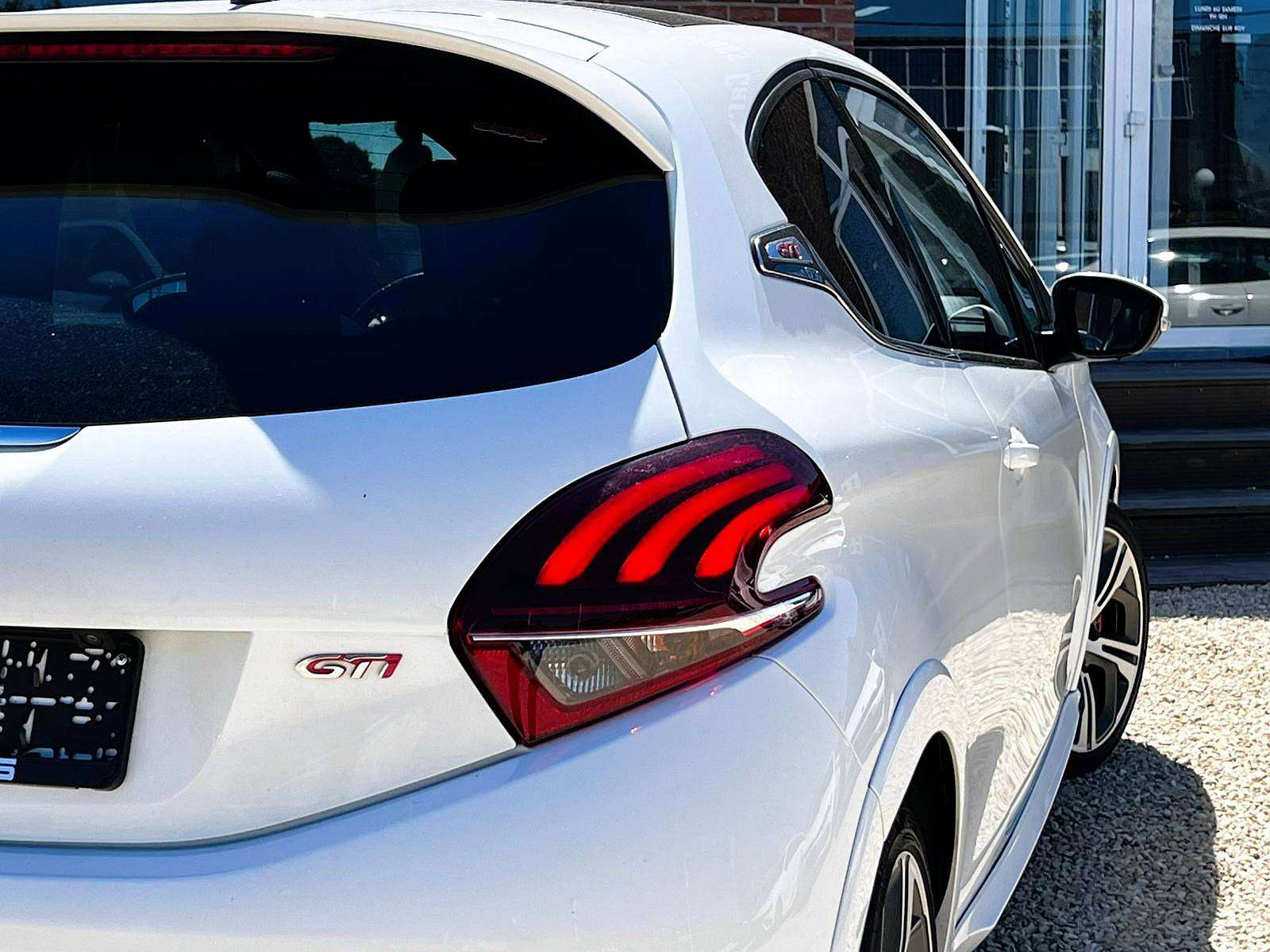 Peugeot 208 1.6 GTi TOIT-PANO NAVI CAM GARANTI 12 MOIS