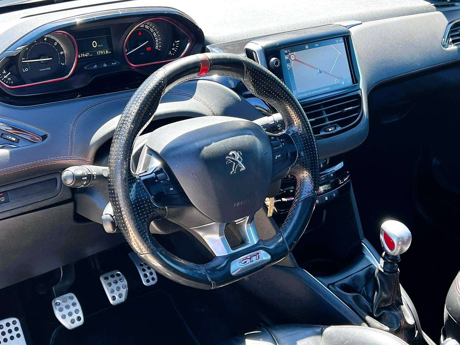 Peugeot 208 1.6 GTi TOIT-PANO NAVI CAM GARANTI 12 MOIS