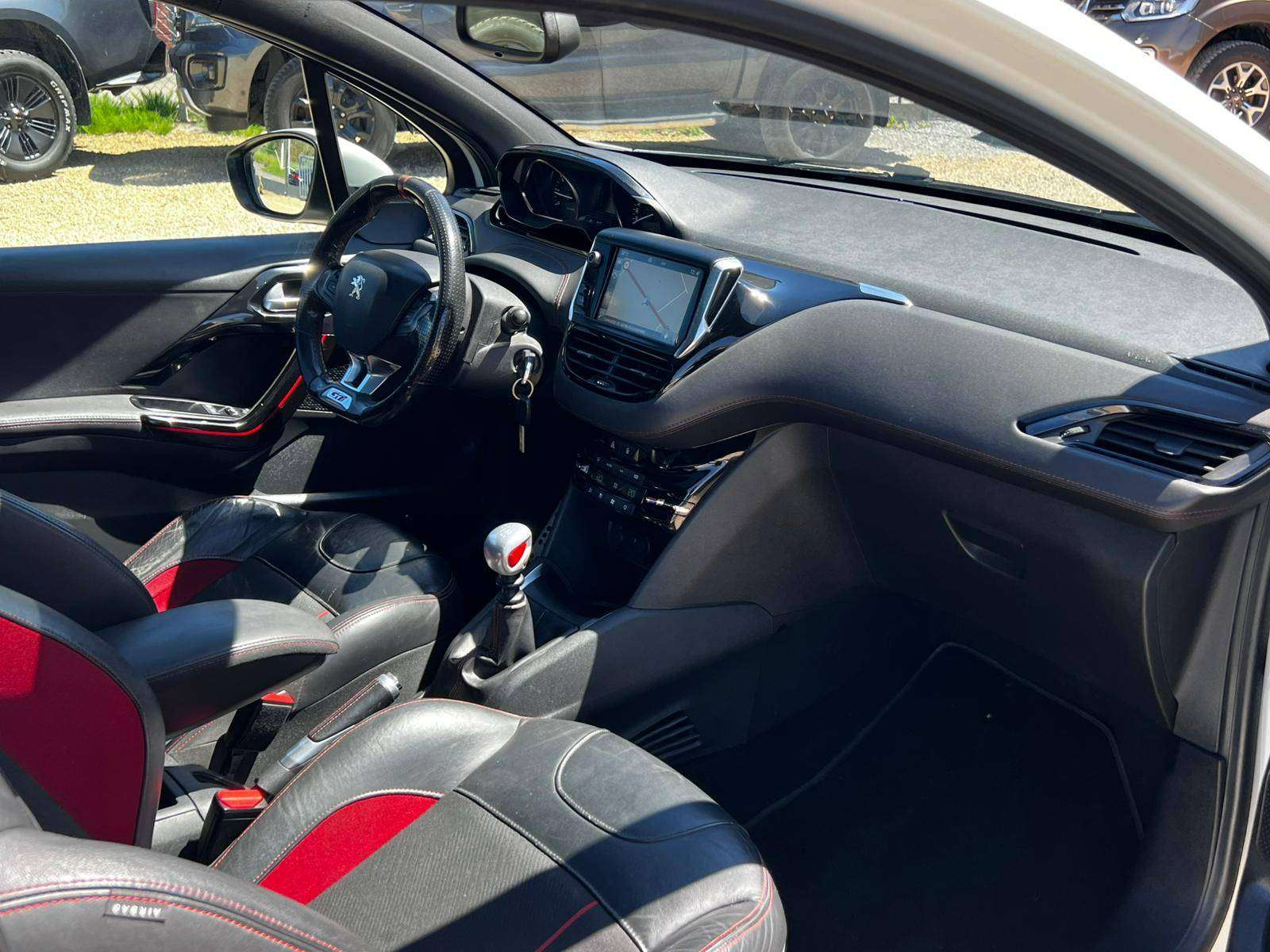 Peugeot 208 1.6 GTi TOIT-PANO NAVI CAM GARANTI 12 MOIS