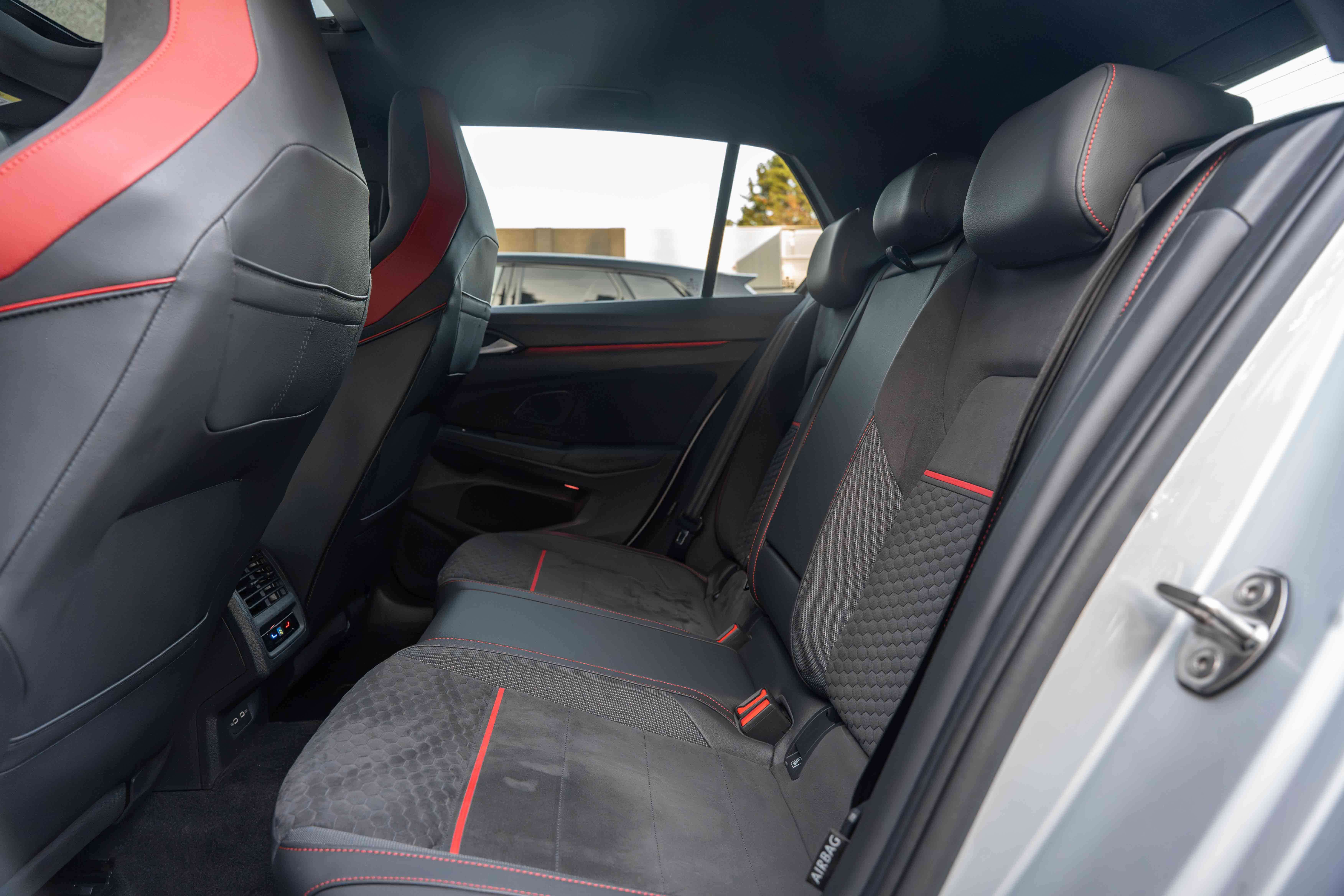 Volkswagen Golf GTI Clubsport DSG/PANO/IQLIGHTS/AKRAPOVIC/19"/H&K/ACC/CAMERA