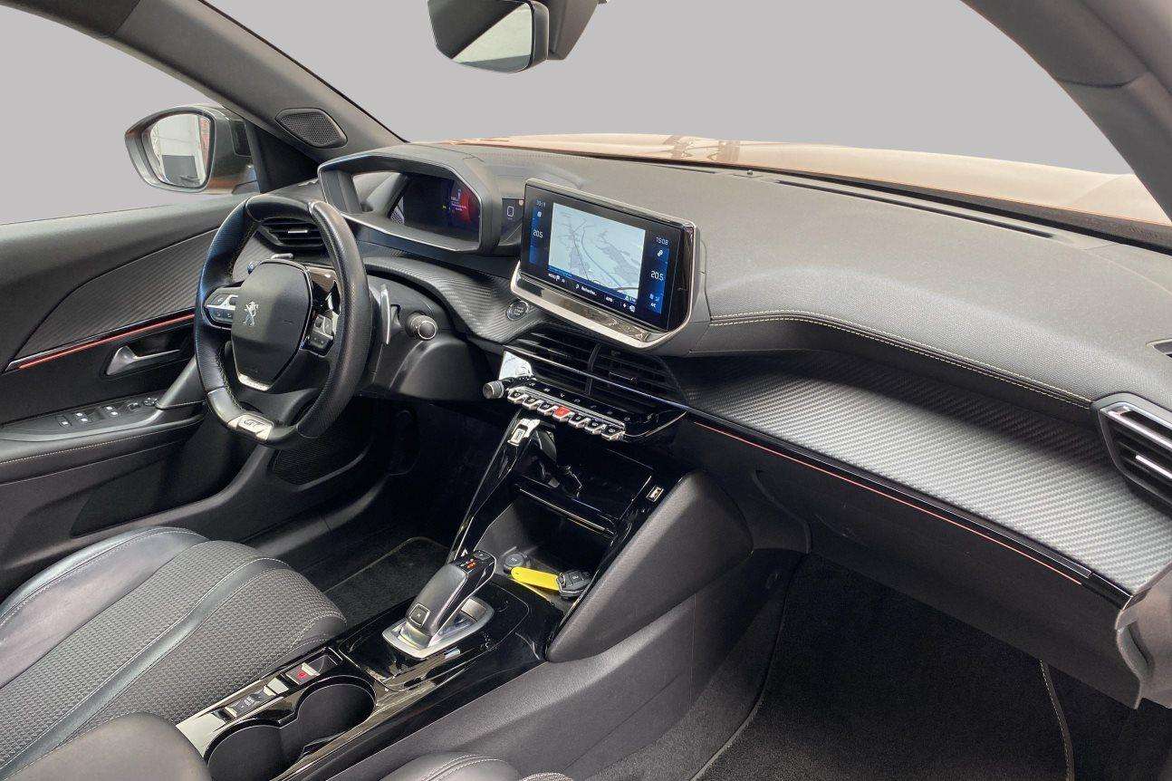 Peugeot 2008 GT* GPS Caméra et Attelage!