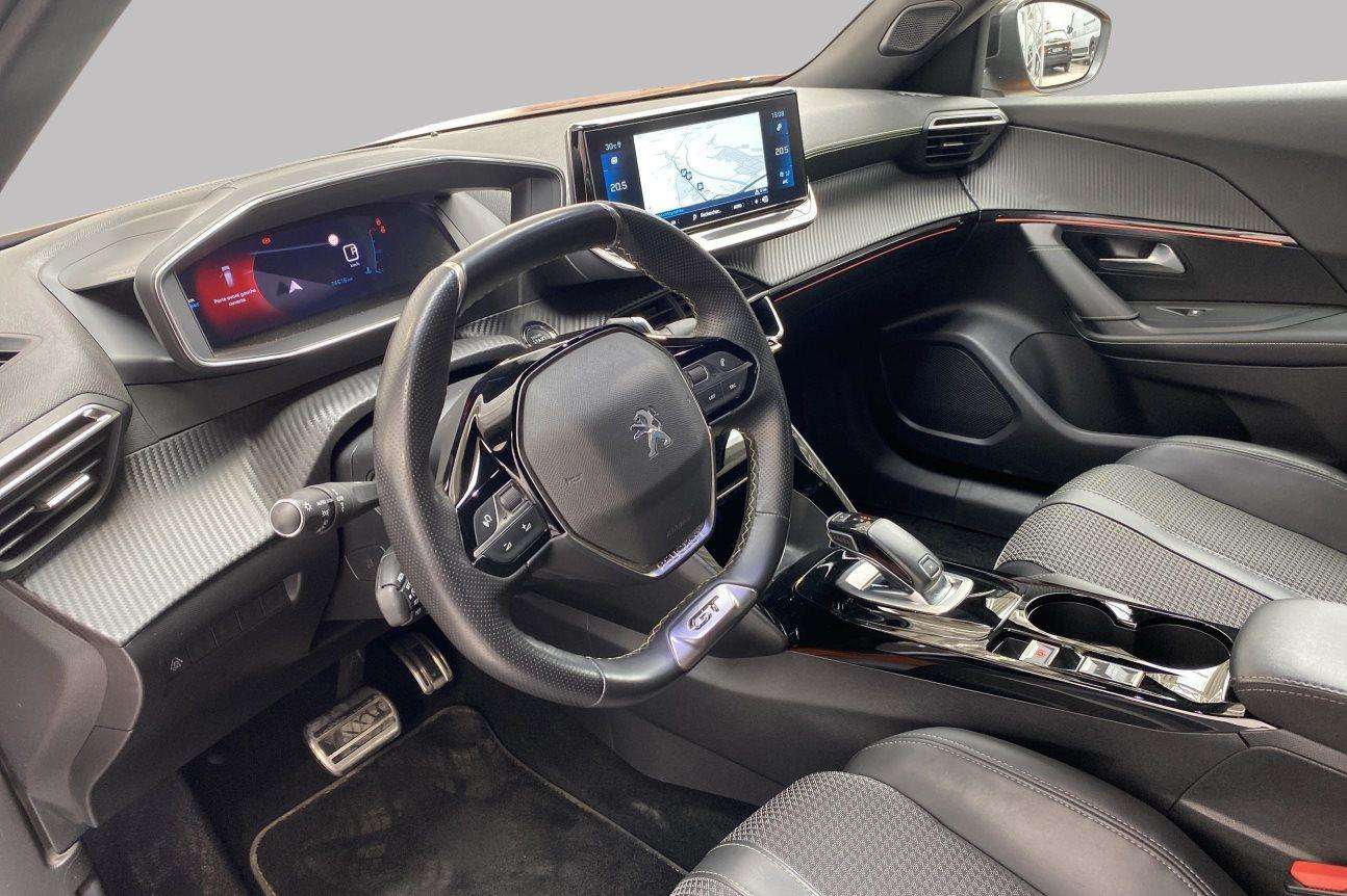 Peugeot 2008 GT* GPS Caméra et Attelage!