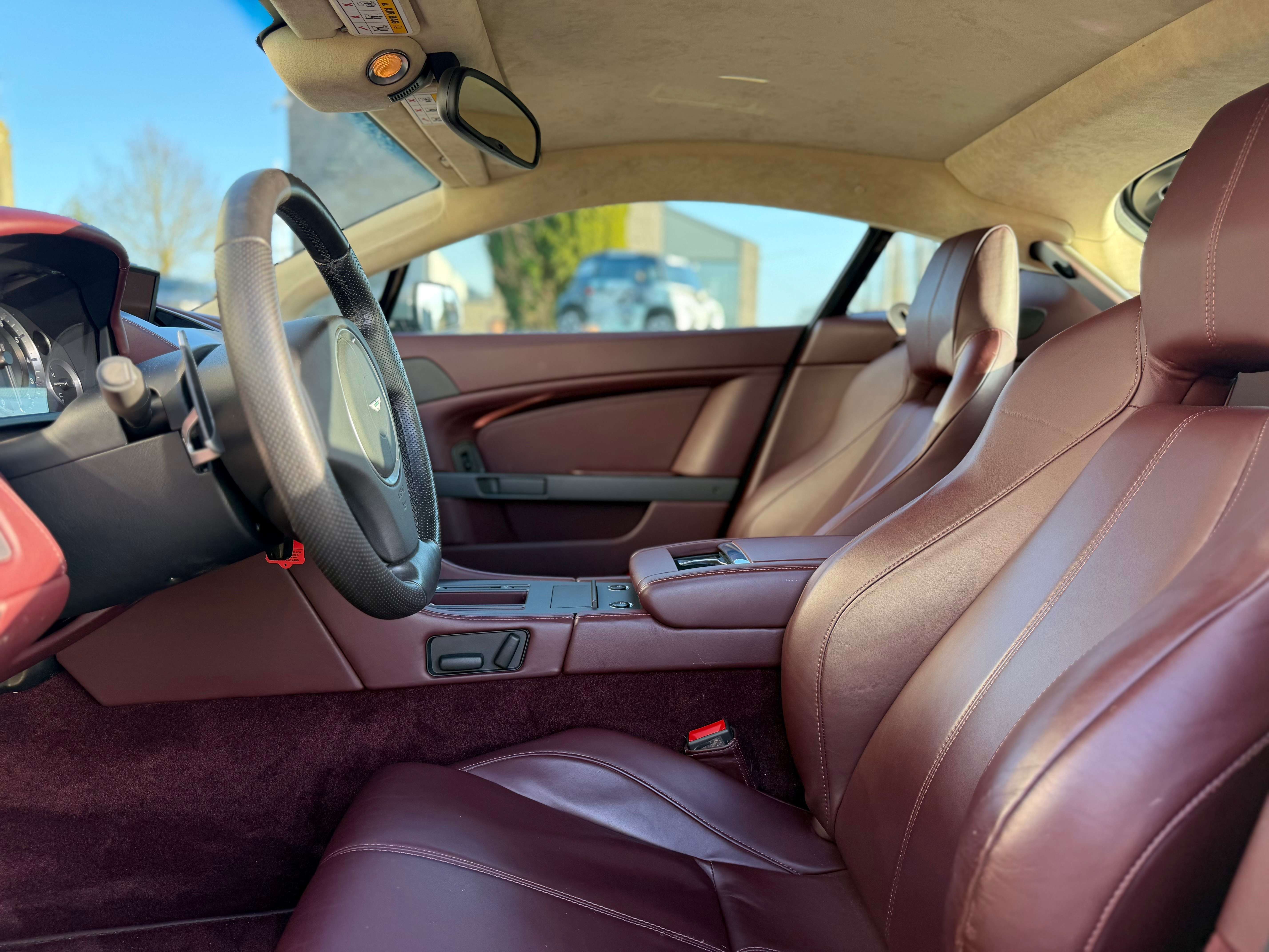 Aston Martin Vantage Full Carnet Aston