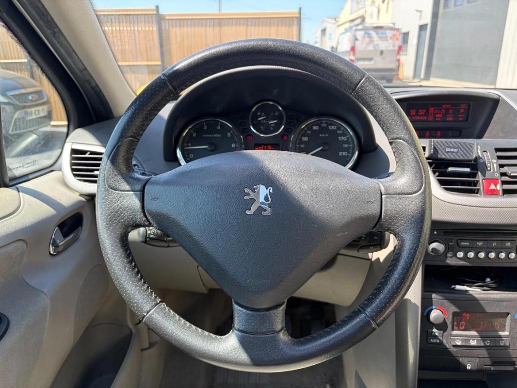 Peugeot 207 1.4 e 90 cv 2 EME MAIN - TOIT OUVRANT IDEAL JEUNE PERMIS-CLIM AUTO