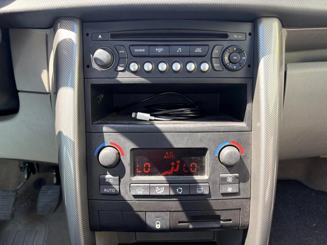 Peugeot 207 1.4 e 90 cv 2 EME MAIN - TOIT OUVRANT IDEAL JEUNE PERMIS-CLIM AUTO