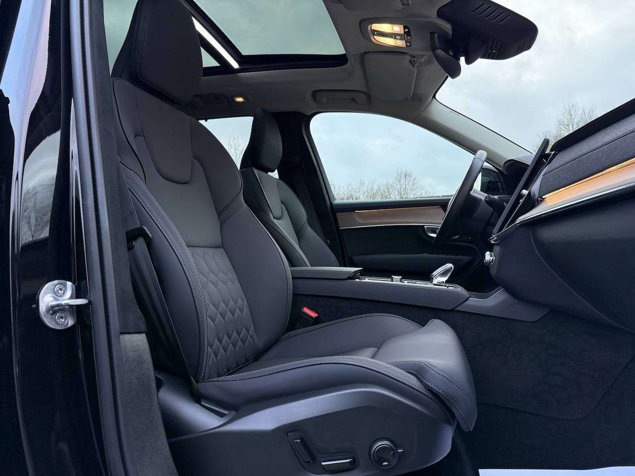 Volvo XC90 T8 PHEV ULTRA PLUS DARK 7-ZIT PANO LUCHTVERING HARMAN KARDON MEMORY SEATS APPLE CARPLAY