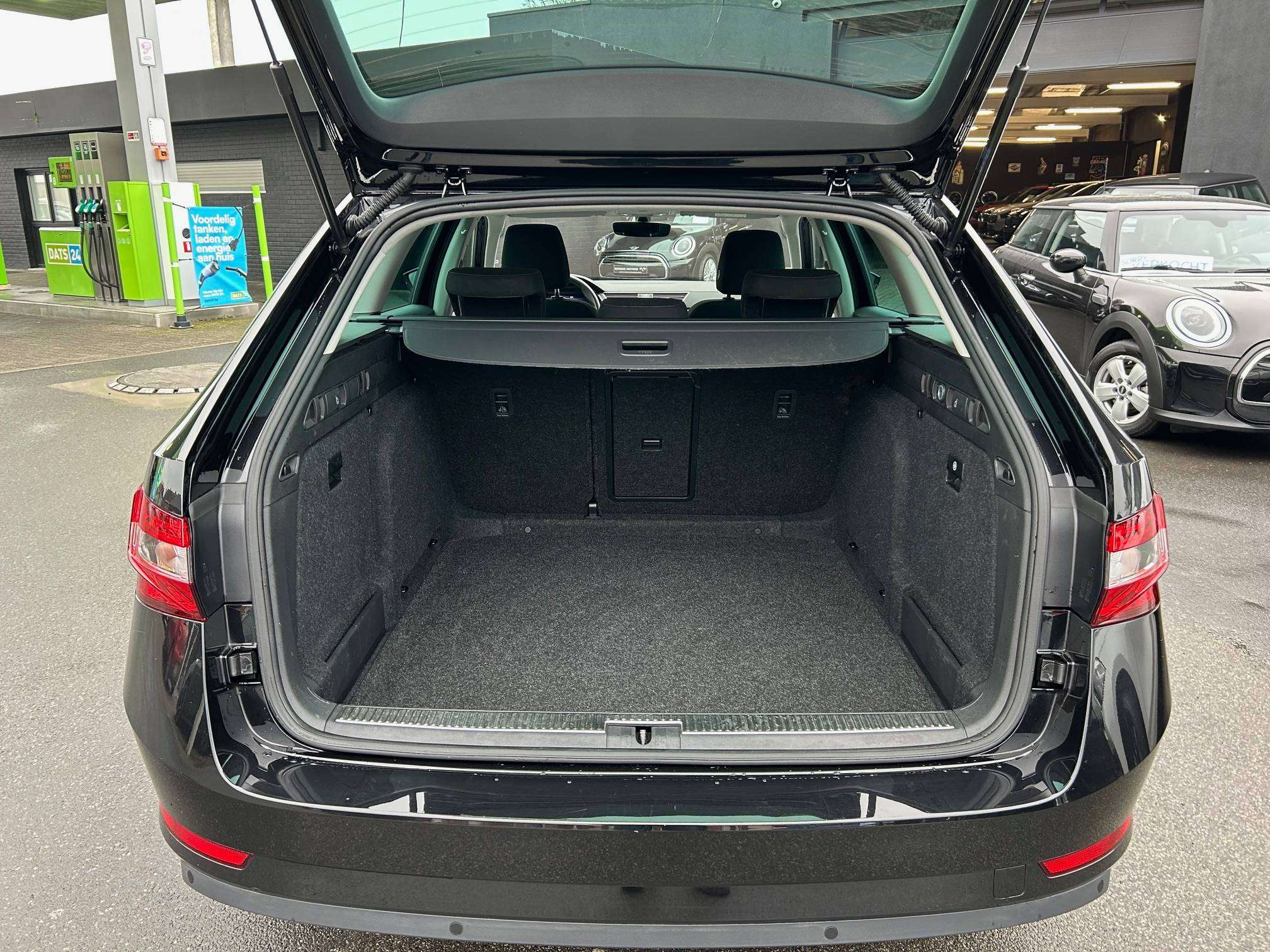 Skoda Superb Combi 2.0 TDI DSG Alu19"/Led/Cam/Gps *1j garantie*