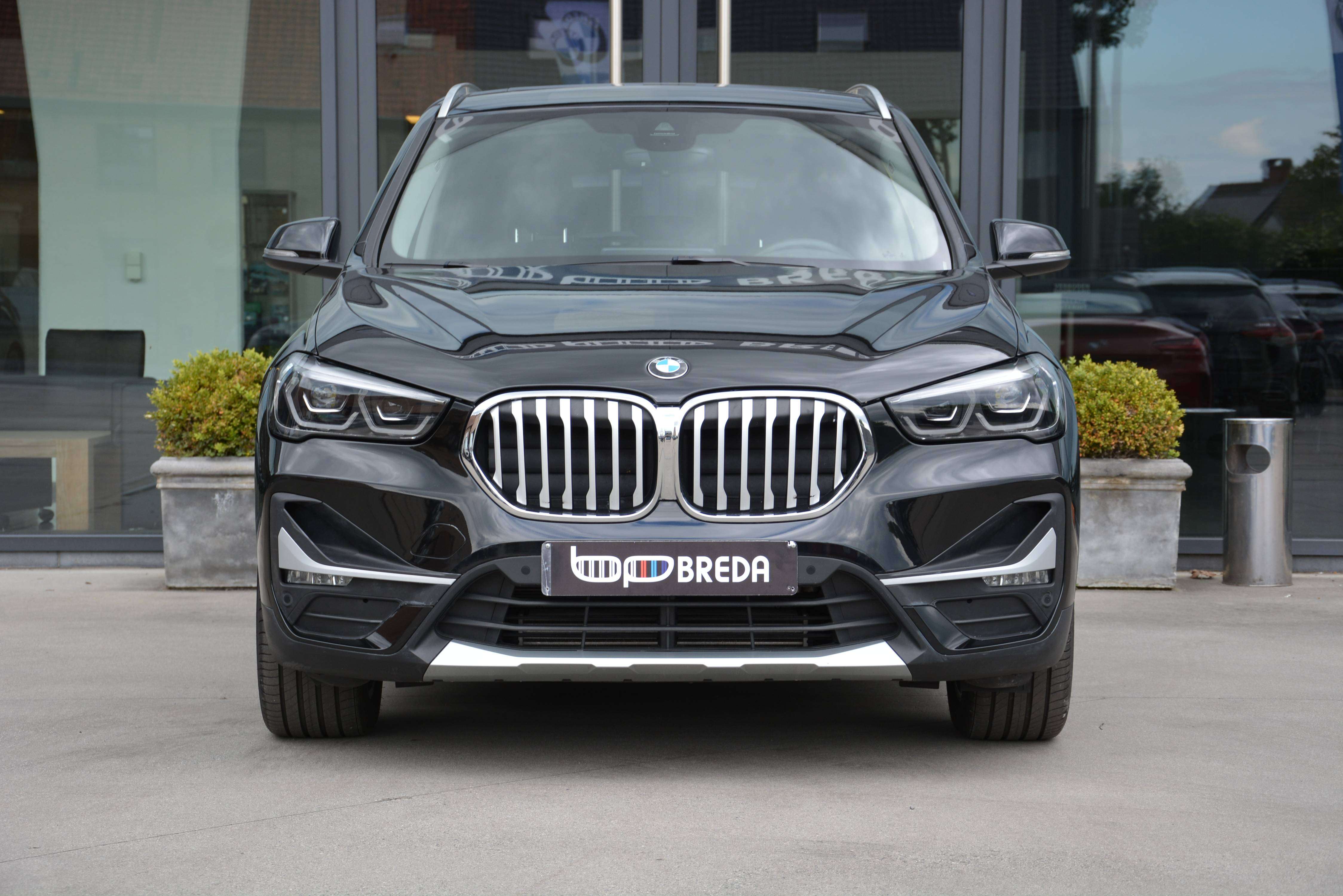 BMW X1 sDrive18i X-Line/Pano/HUD/Memory/Leder