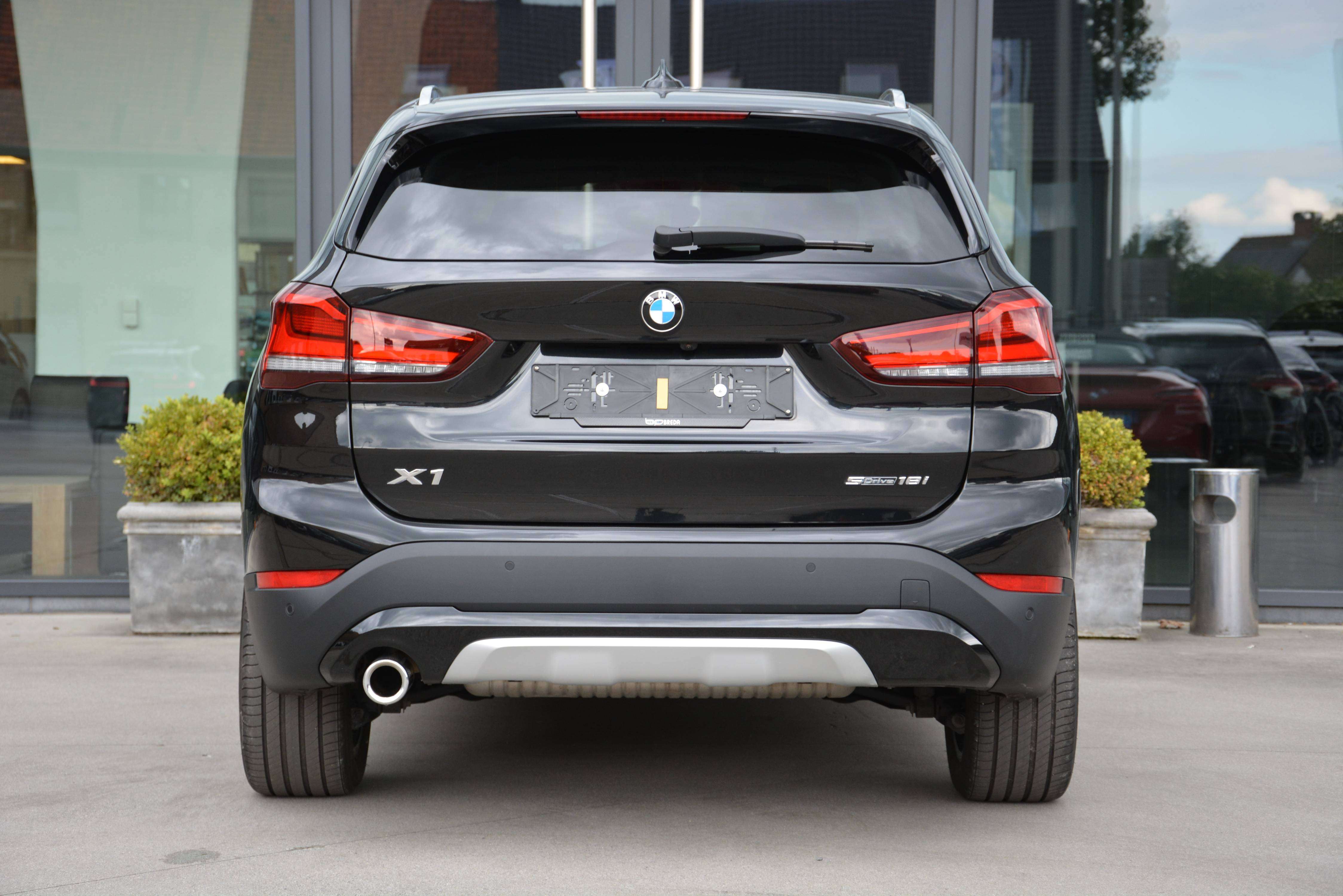 BMW X1 sDrive18i X-Line/Pano/HUD/Memory/Leder