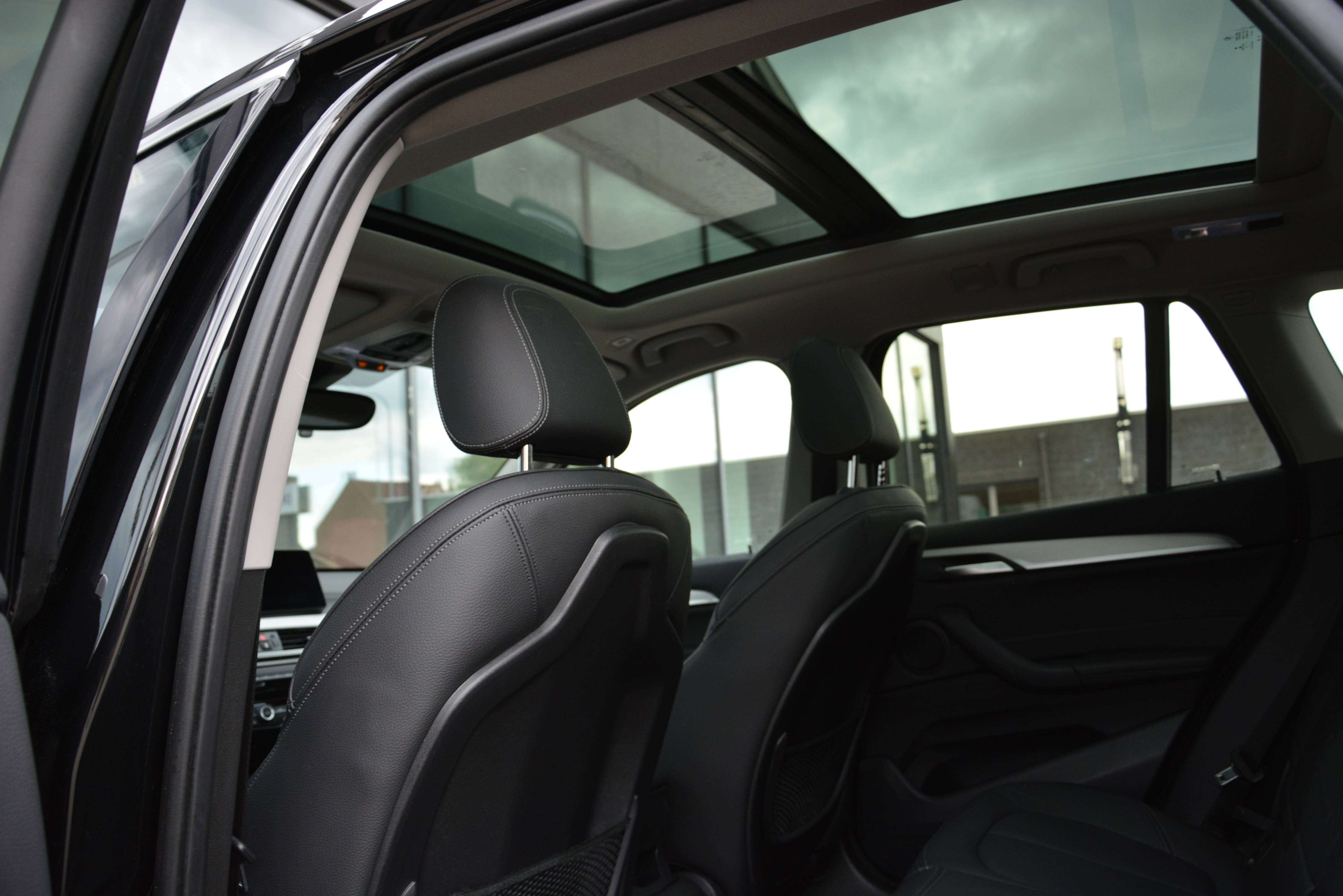 BMW X1 sDrive18i X-Line/Pano/HUD/Memory/Leder