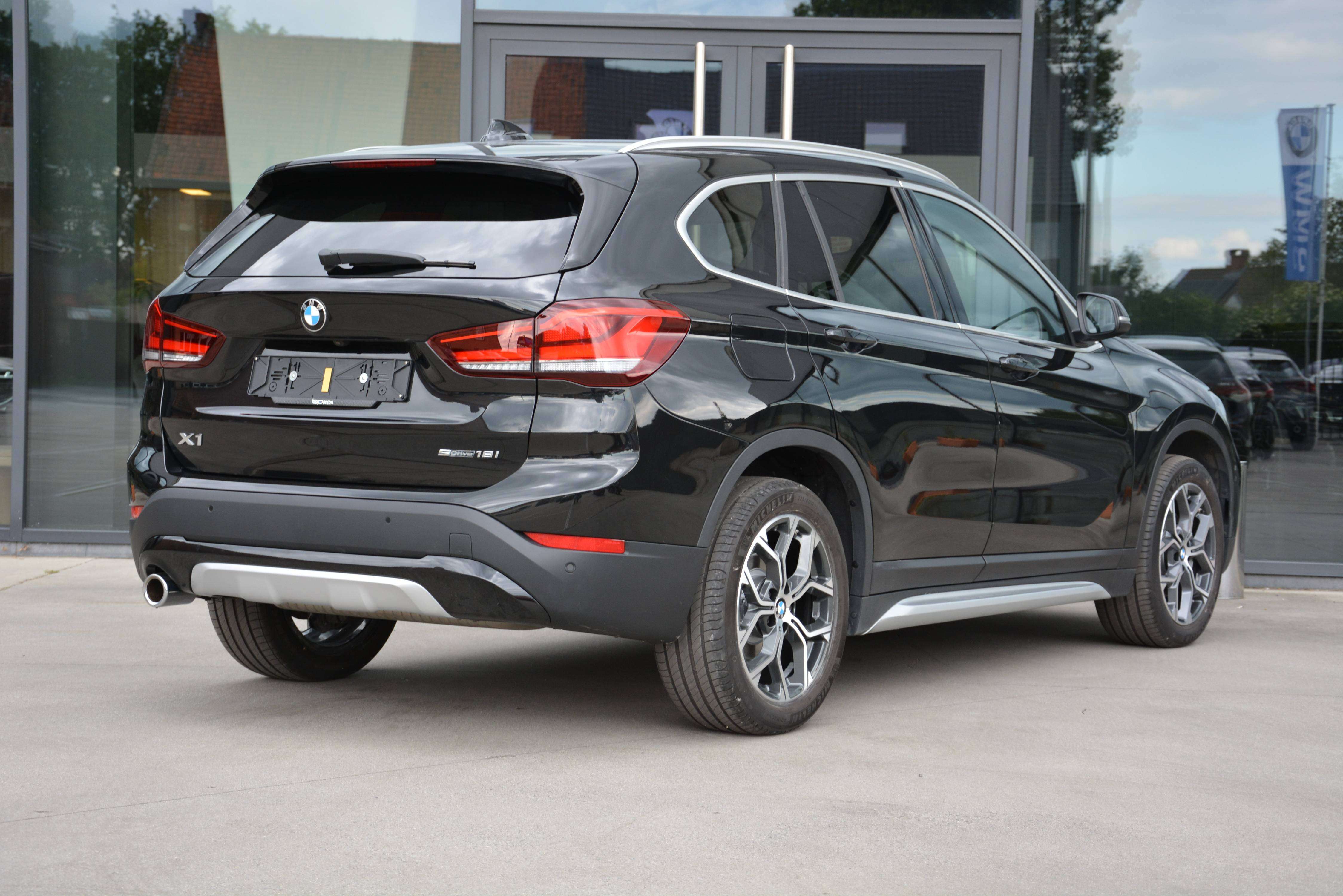 BMW X1 sDrive18i X-Line/Pano/HUD/Memory/Leder