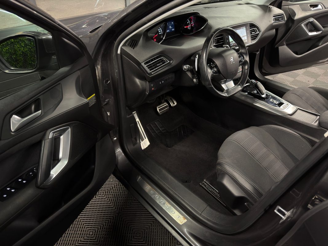 Peugeot 308 II PHASE 2 ALLURE 1.2 TURBO 130 BOITE AUTO EAT8 TOIT PANO APPLE & ANDROID - GARANTIE 1an