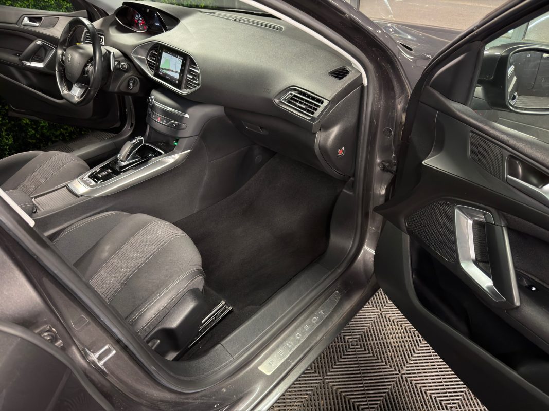 Peugeot 308 II PHASE 2 ALLURE 1.2 TURBO 130 BOITE AUTO EAT8 TOIT PANO APPLE & ANDROID - GARANTIE 1an