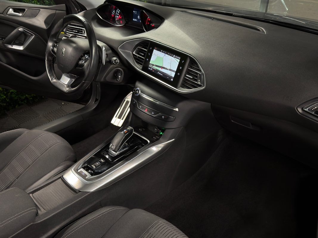 Peugeot 308 II PHASE 2 ALLURE 1.2 TURBO 130 BOITE AUTO EAT8 TOIT PANO APPLE & ANDROID - GARANTIE 1an