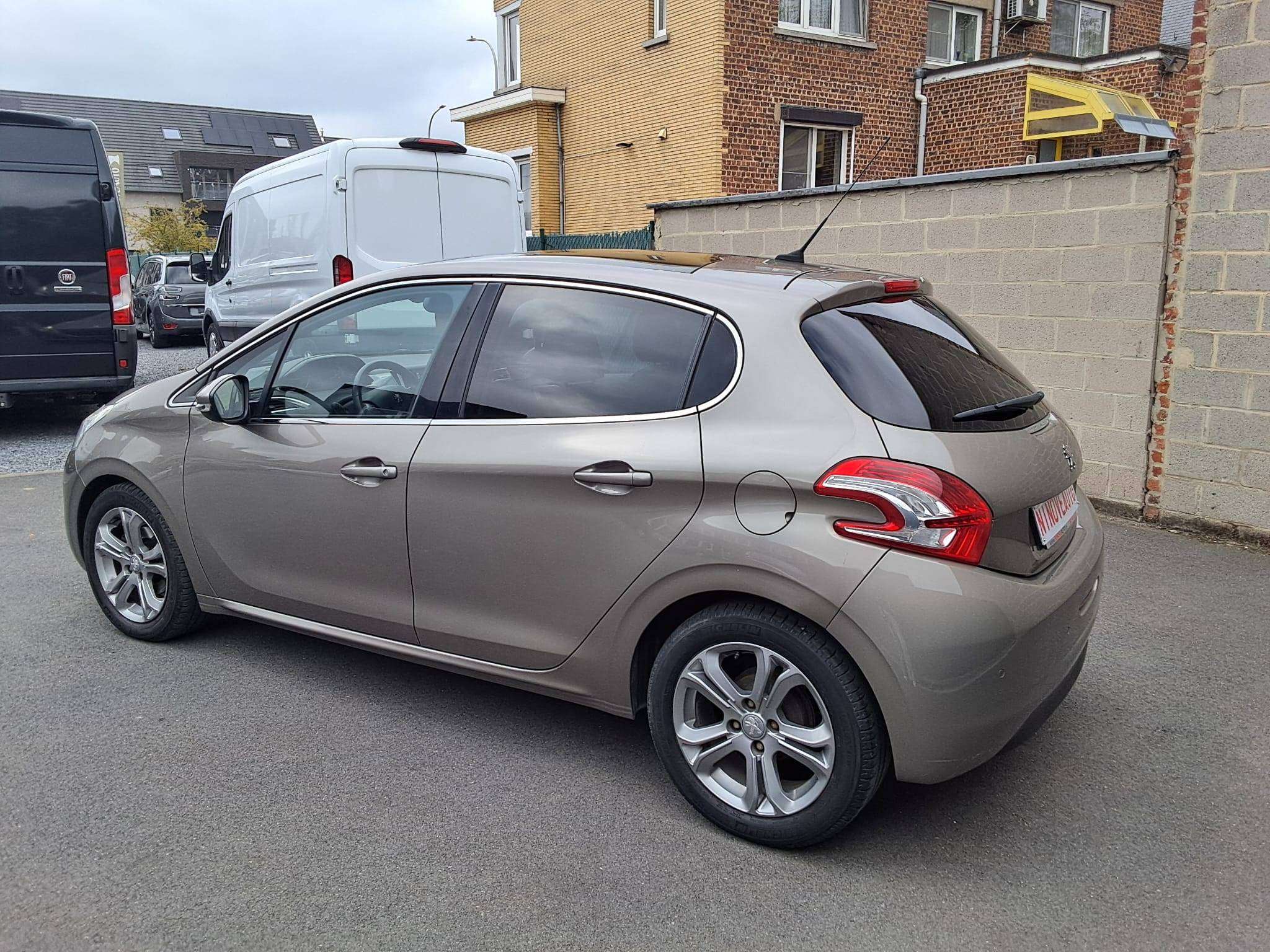 Peugeot 208 208 1.2i Allure PANORAMISCH DAK PARKH VOOR&ACHTER